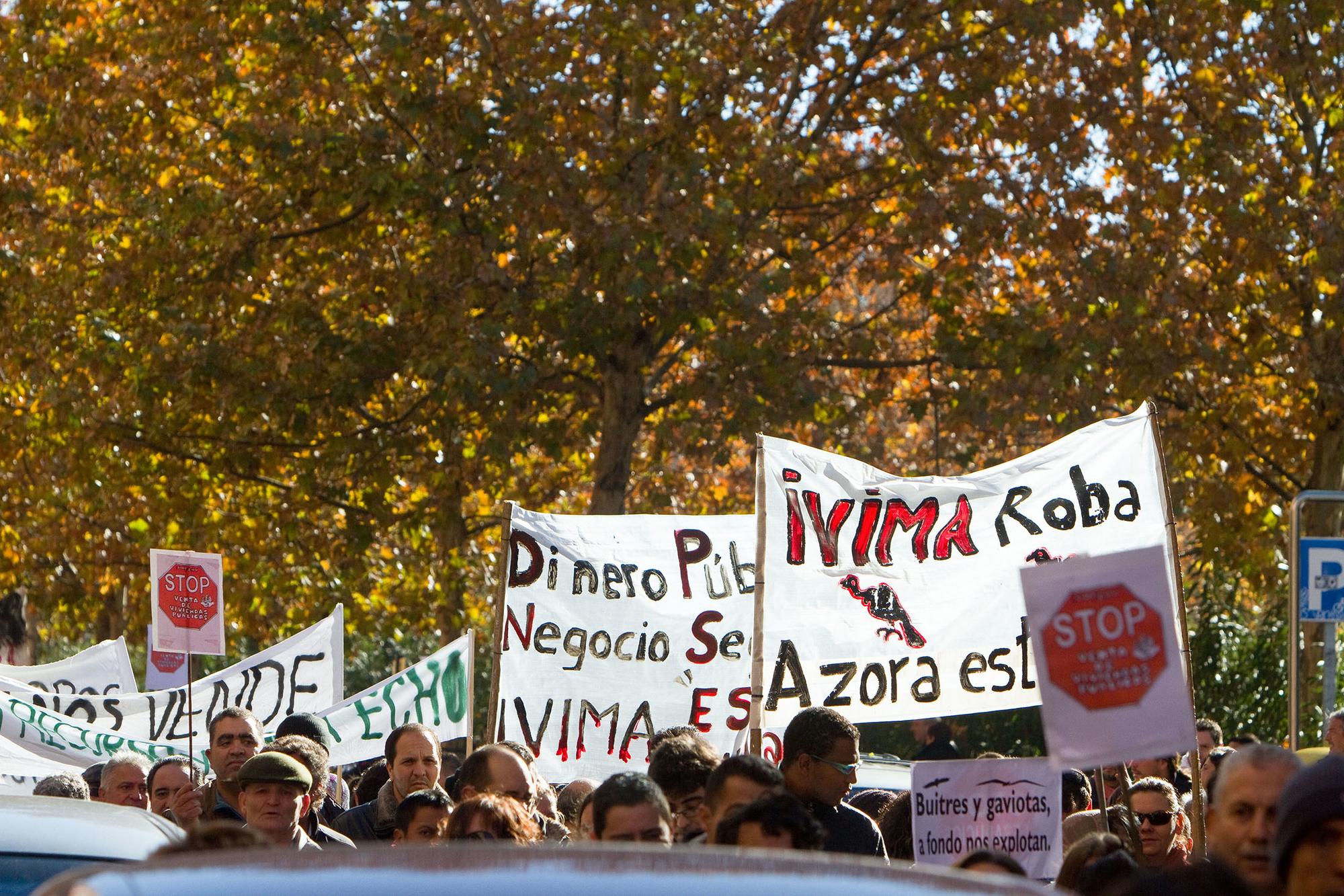 Manifestación venta vivienda pública a Azora