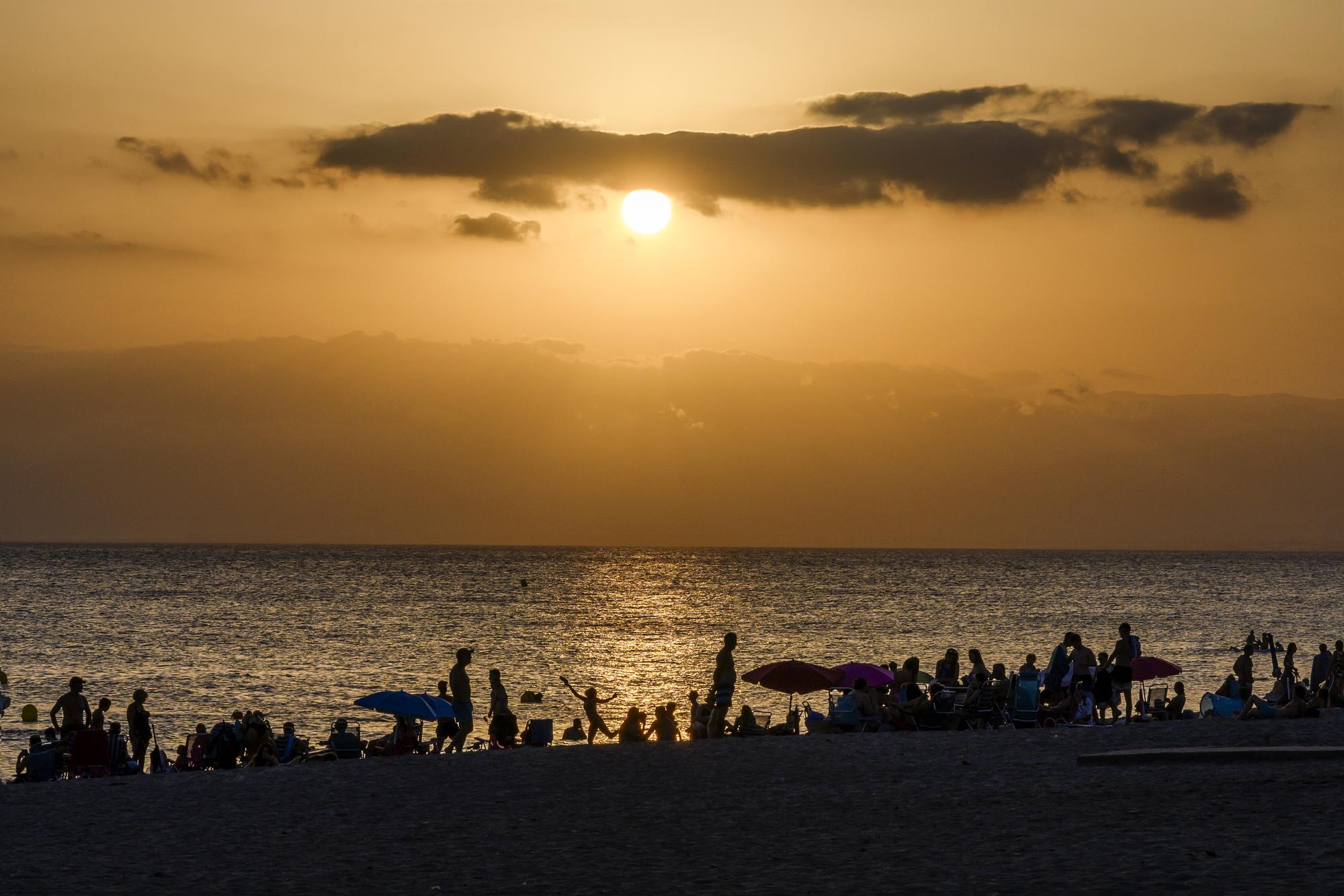 Playa atardecer mar