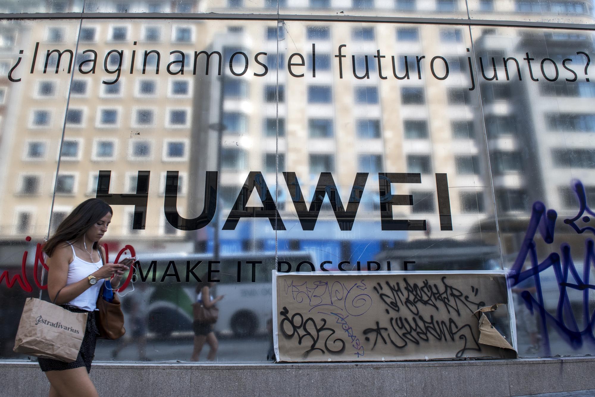 Publicidad de Huawei en la Gran Vía madrileña