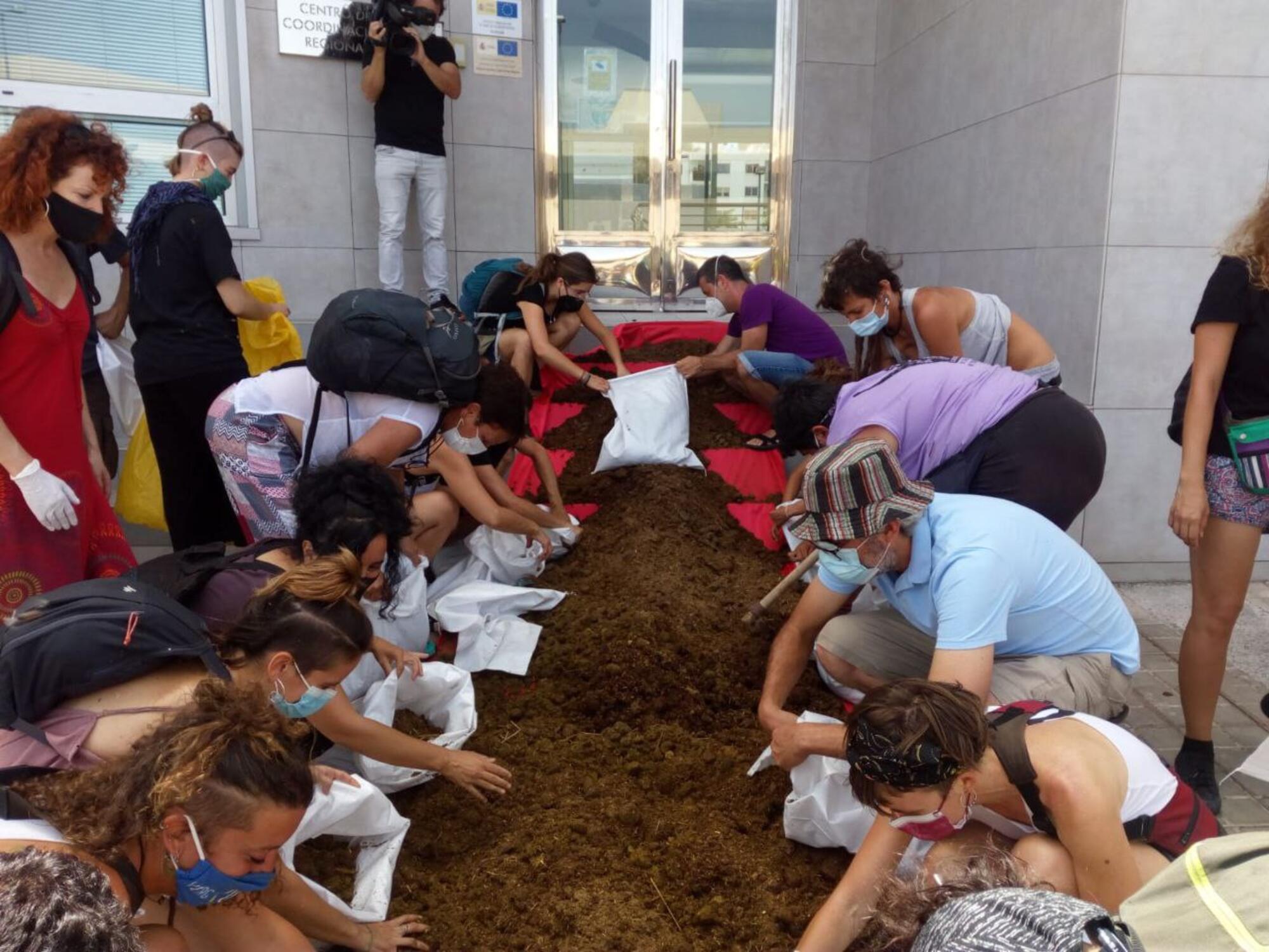 Estiércol en la sede de Frontex, en Las Palmas de Gran Canaria