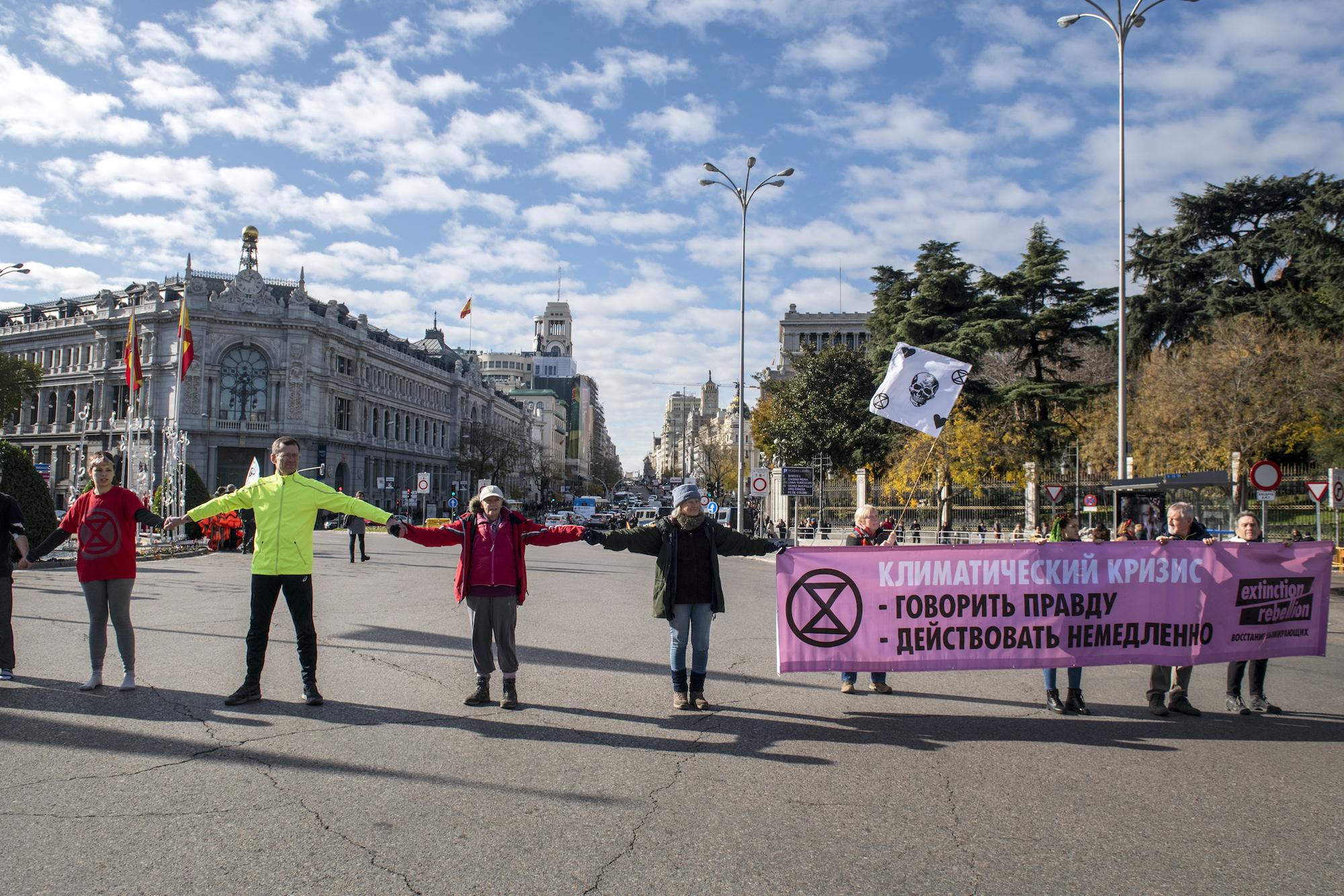 Activistas de Extinction Rebellion identificados por la policía tras realizar una acción de protesta en Madrid frente al Ayuntamiento - 1
