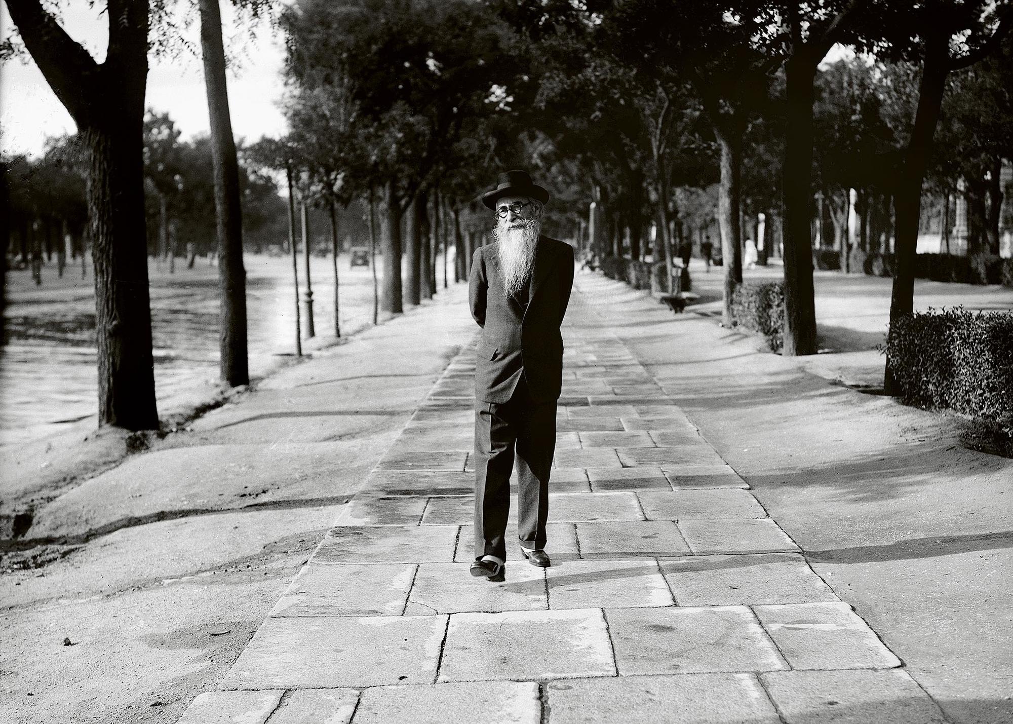 Ramón María del Valle Inclán paseando por Recoletos, Madrid