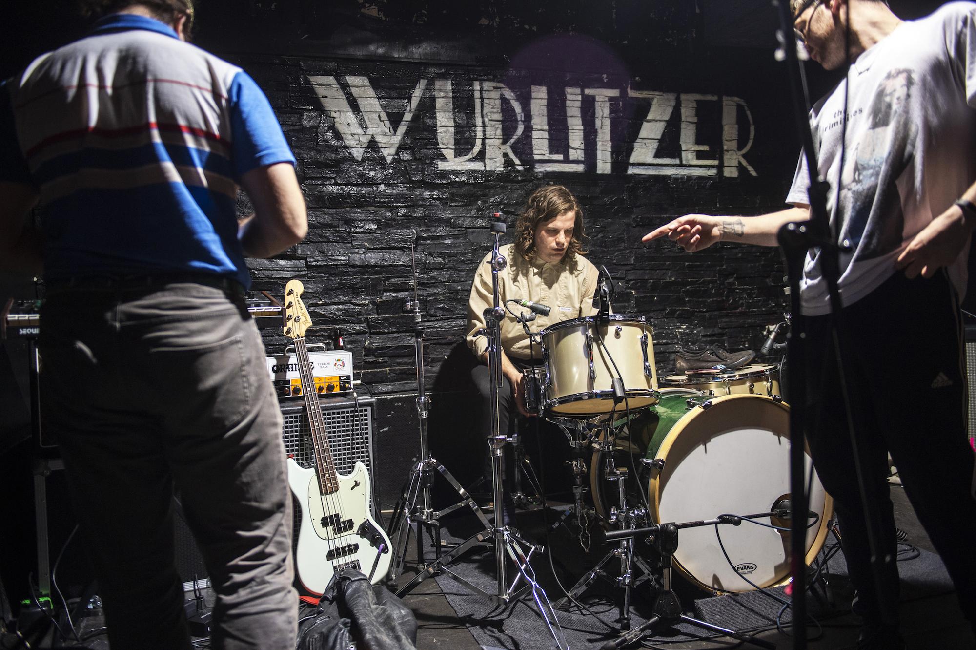 Prueba de sonido de Downtown Boys en la sala Wurlitzer Ballroom