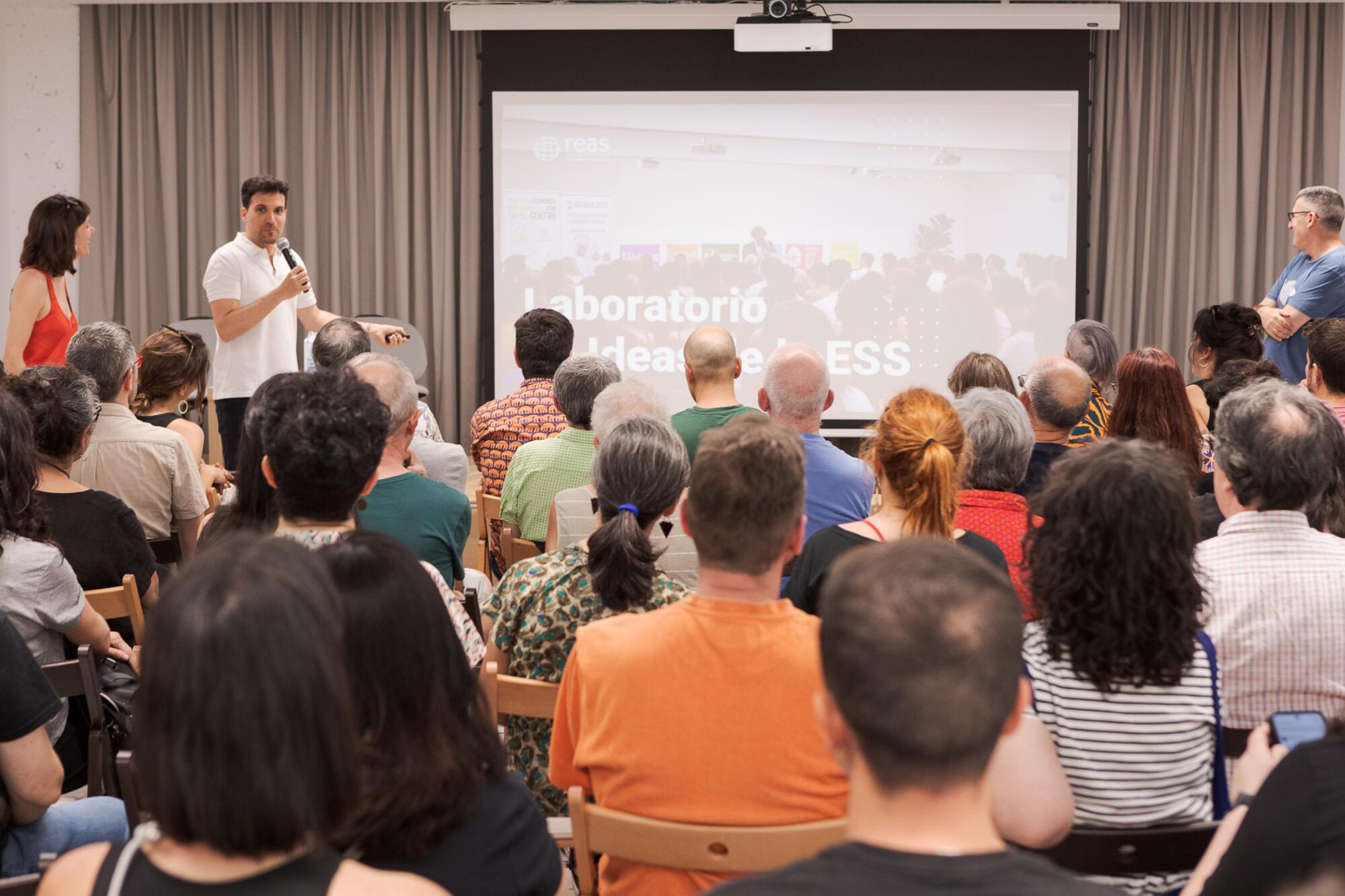 Acto de presentación interna del laboratorio, en el marco de las jornadas del 30 aniversario de REAS RdR en Zaragoza el pasado mes de junio (autoría: Elisa Cuartielles)