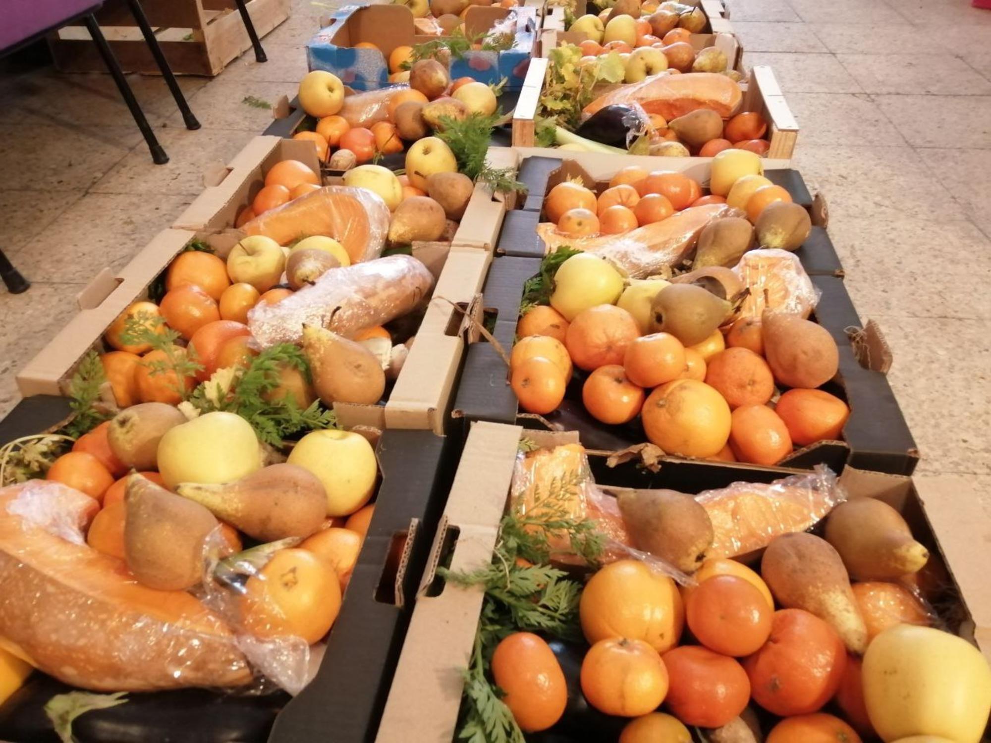 Cajas con fruta y verdura para reparto de alimentos