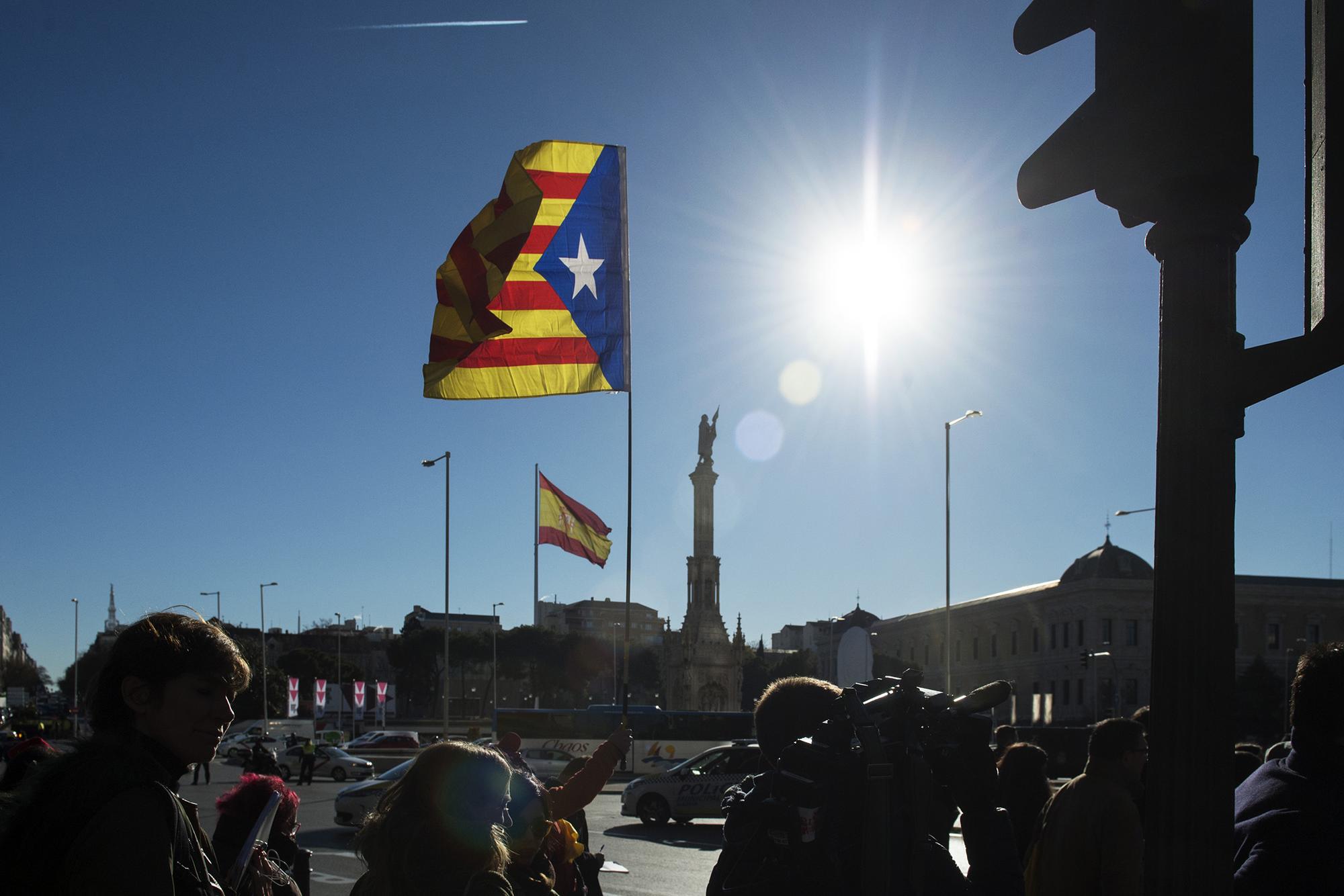 Bandera Cataluña en Plaza de Colon