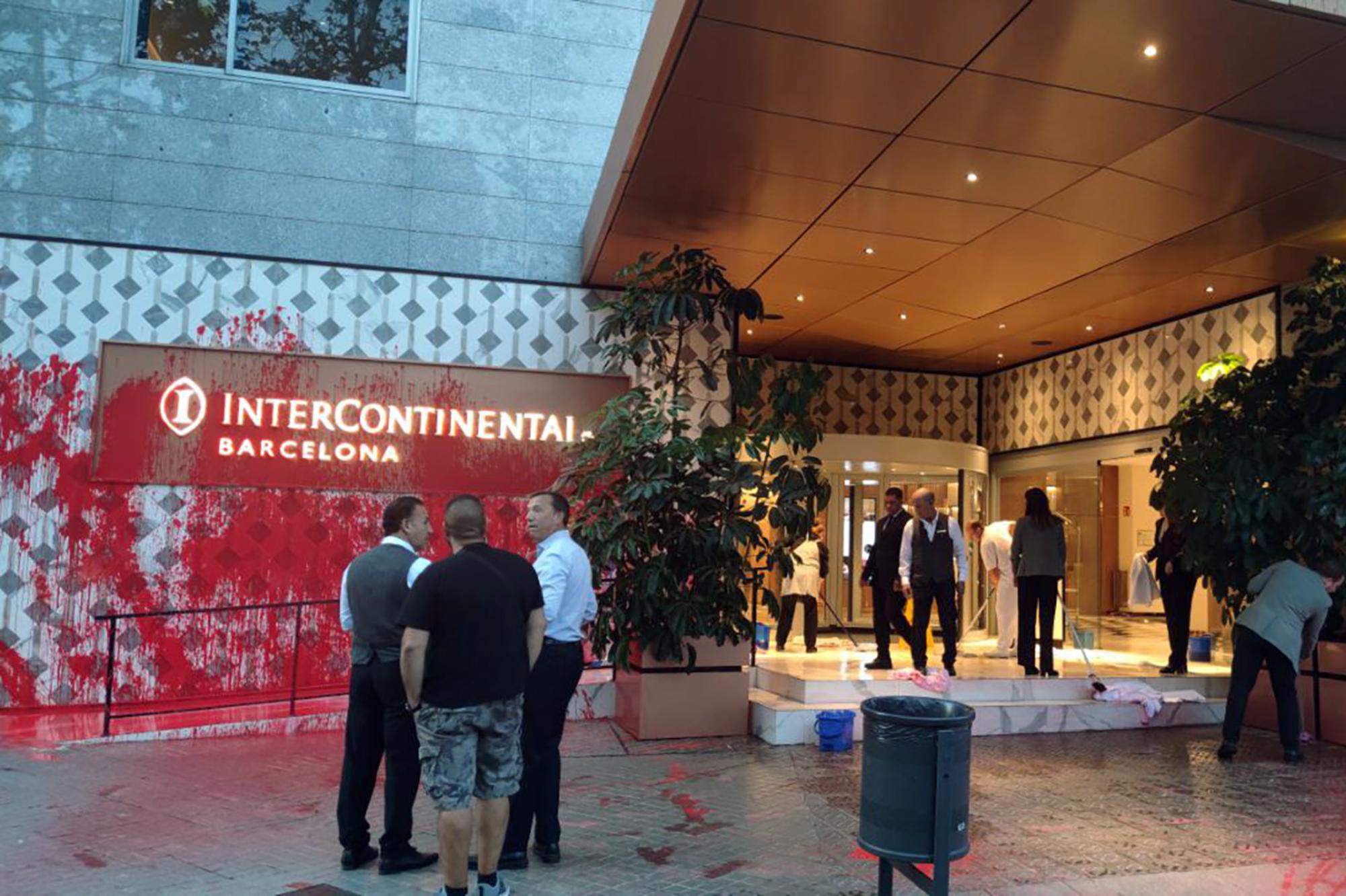 El 19 de septiembre, un grupo de activistas por la vivienda echó pintura roja sobre el Hotel Intercontinental de Barcelona, donde se realizan actividades de The District 2023.