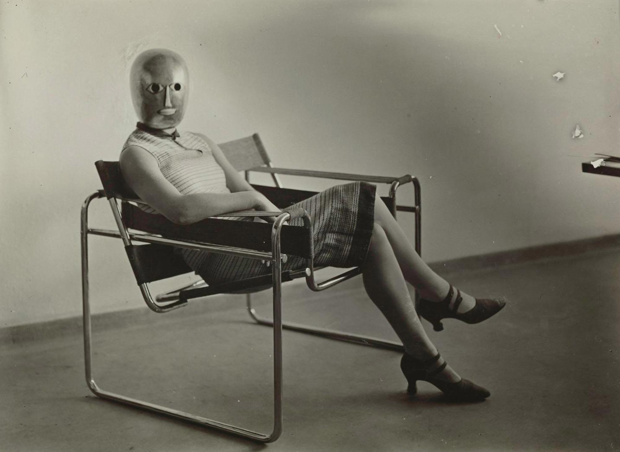 La mujer enmascarada en la silla de Breuer, una imagen mítica de la Bauhaus