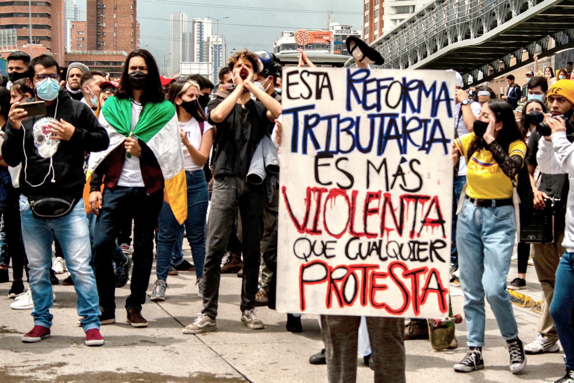 Pancarta contra la reforma tributaria de Iván Duque, en el Paro Nacional del 28 de abril de 2021, en Bogotá.