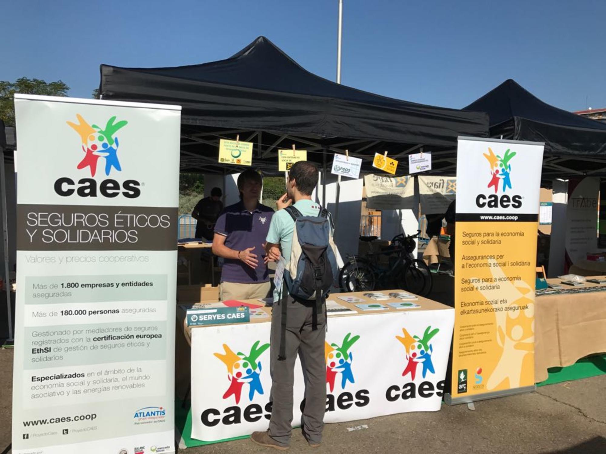 punto de información de CAES en una feria de la Economía Solidaria (Fuente CAES)