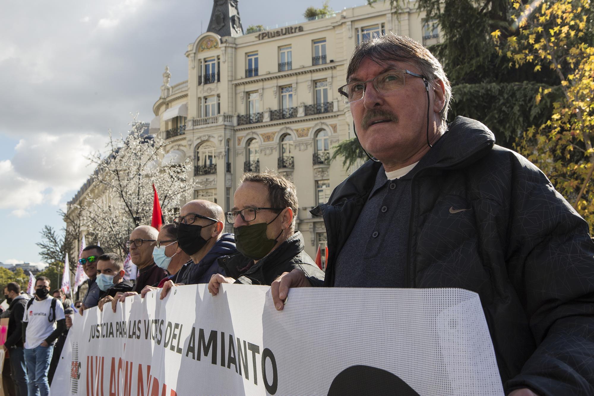 Concentración de asociaciones víctimas del amianto frente al Congreso - 1