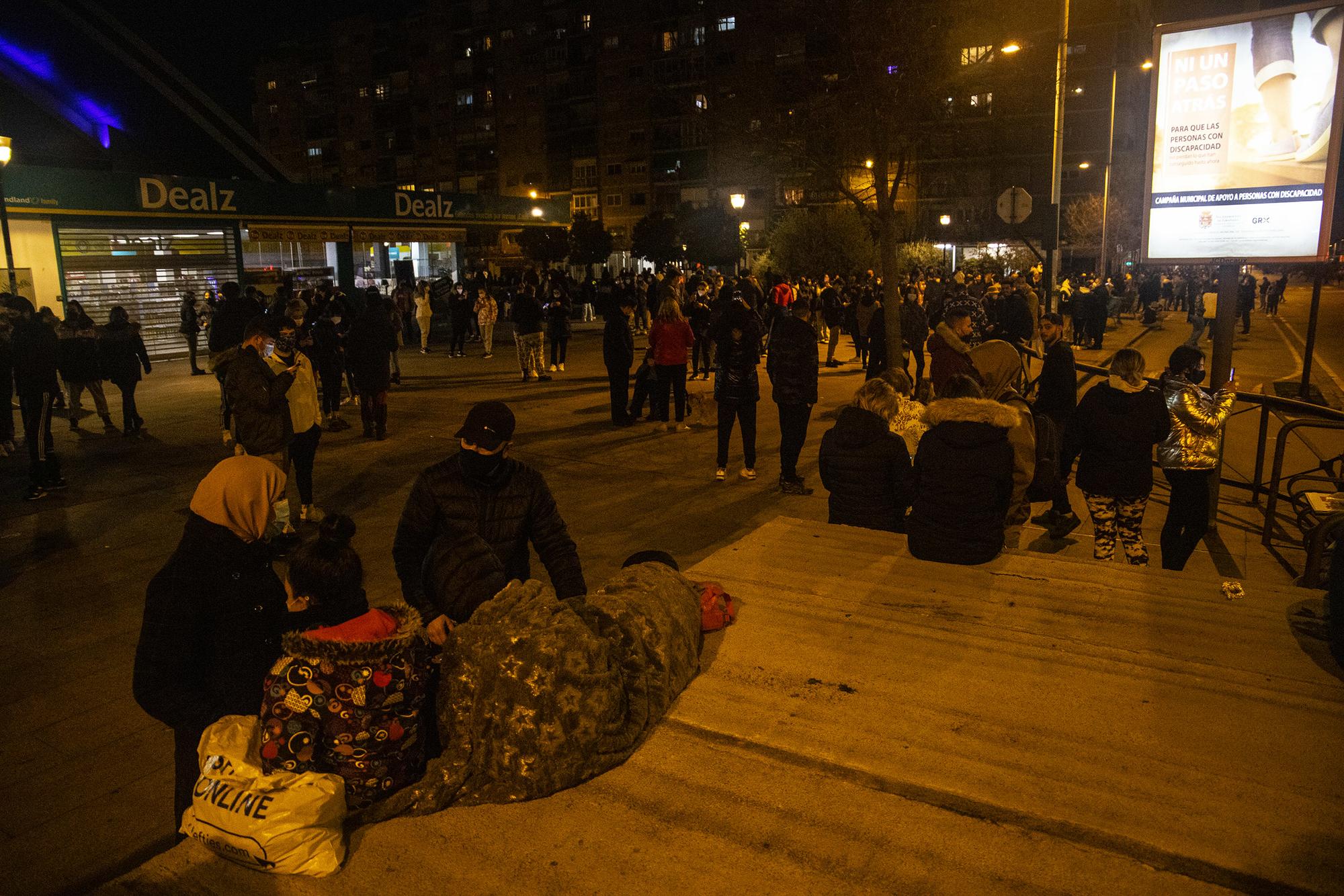 Cientos de granadinos salen a la calle a causa de los terremotos de esta noche - 3