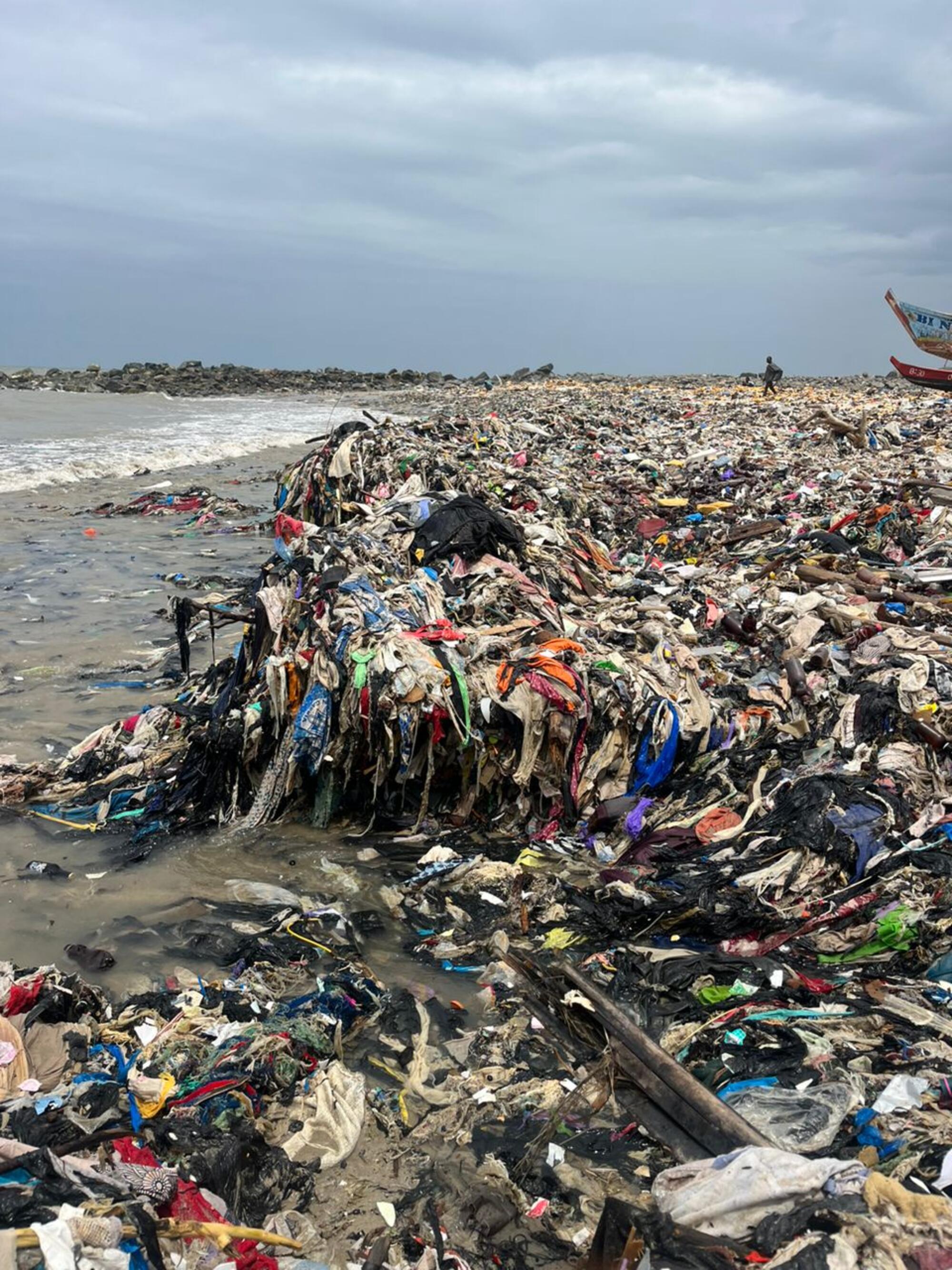 Playa de basura en uno de los vertederos visitados por el periodista británico Oliver Franklin-Wallis.