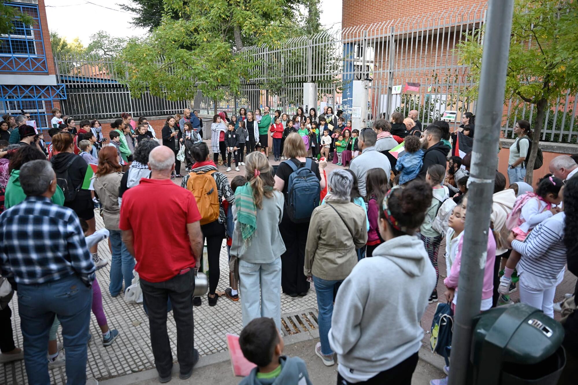 Concentración por Palestina en el colegio Palomeras Bajas 2