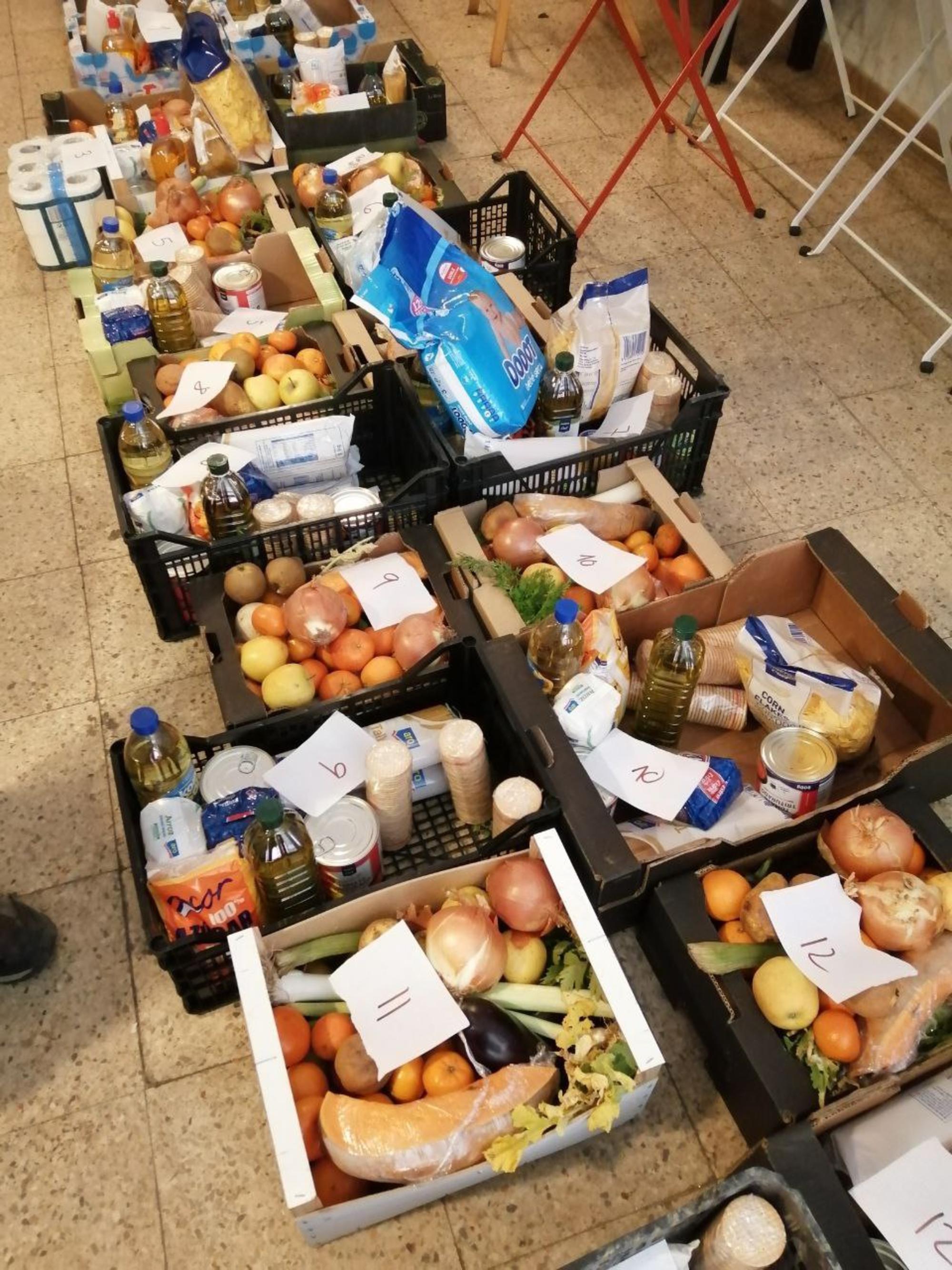 Reparto de cajas de alimentos