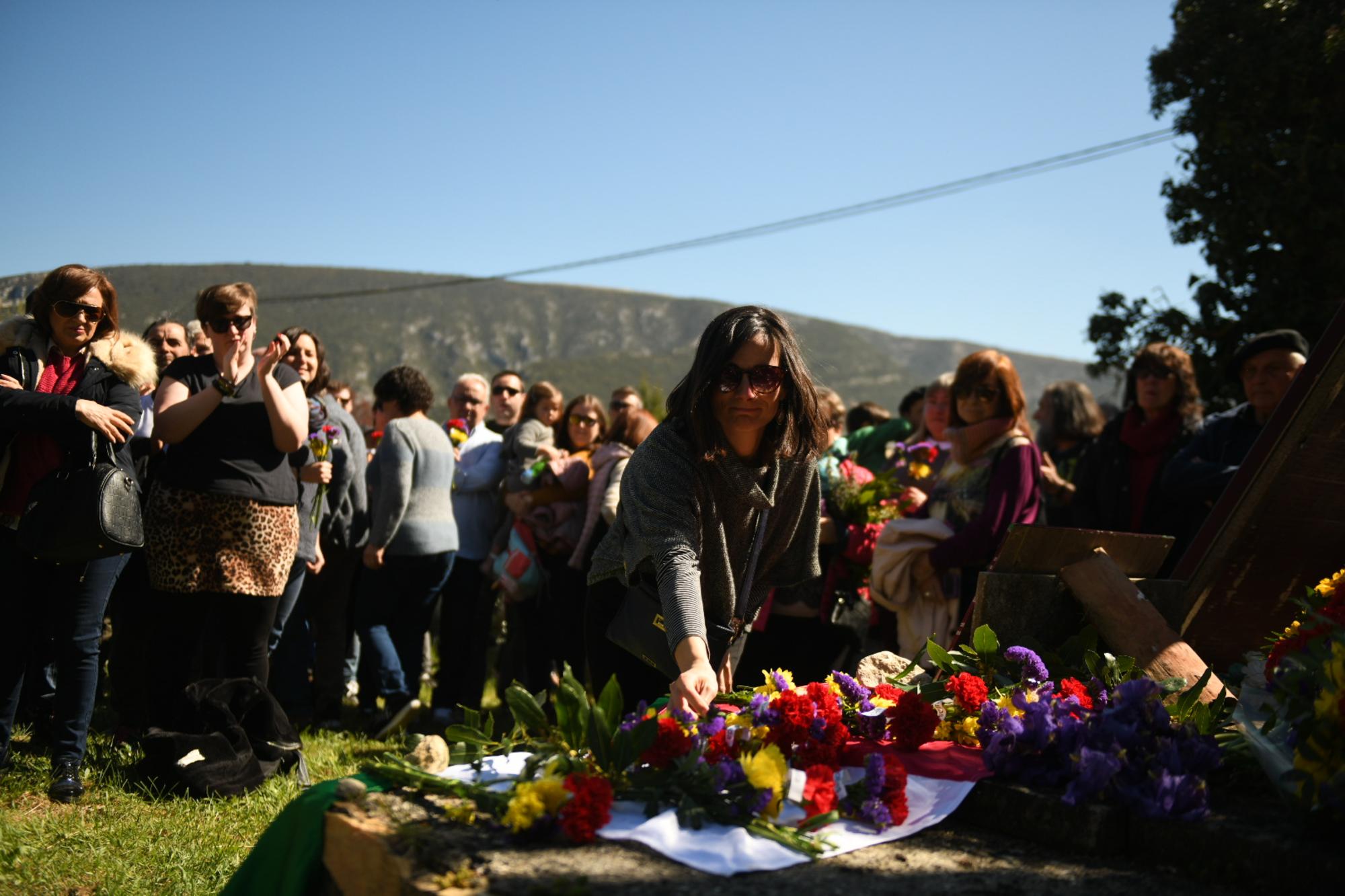 Ofrenda floral en el cementerio de la prisión de Valdenoceda (Burgos), en homenaje a los represaliados por el franquismo allí