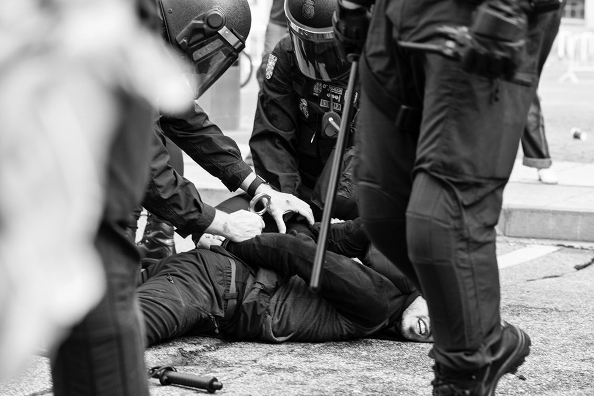Detenido y golpeado