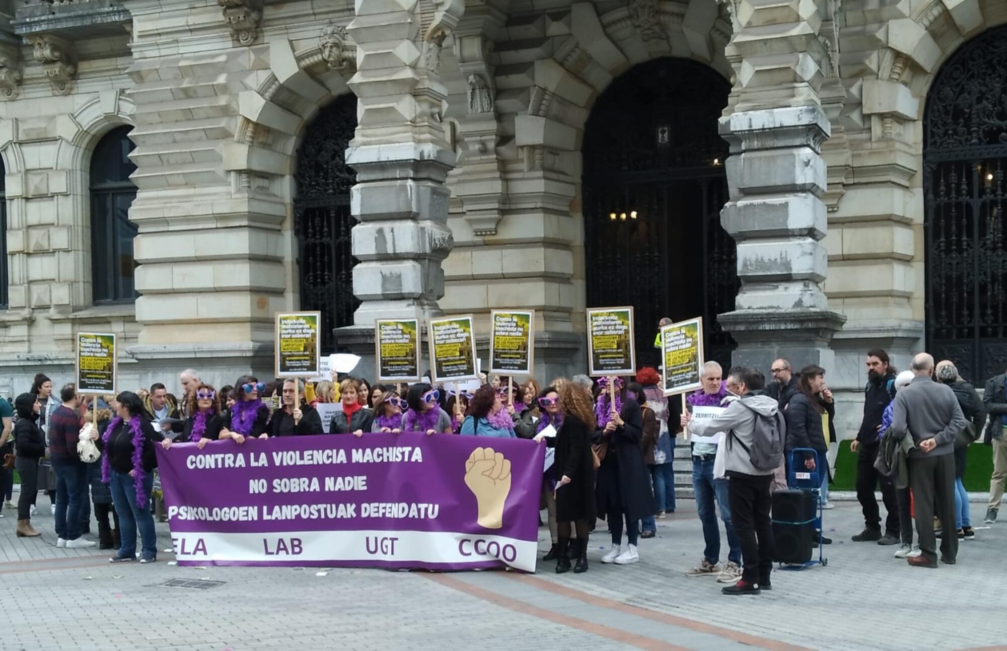 Concentración para denunciar la supresión de puestos de psicólogas en el Servicio de Mujer e Intervención Familiar de la Diputación Foral de Bizkaia