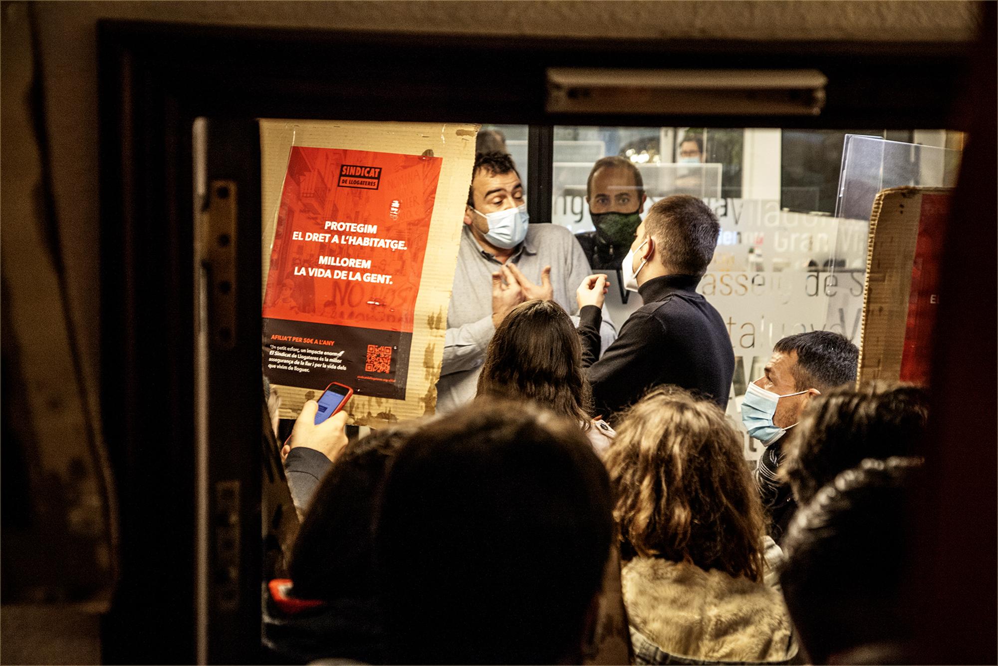 Sindicat de Llogaters acción en las oficinas de Finques Teixidor