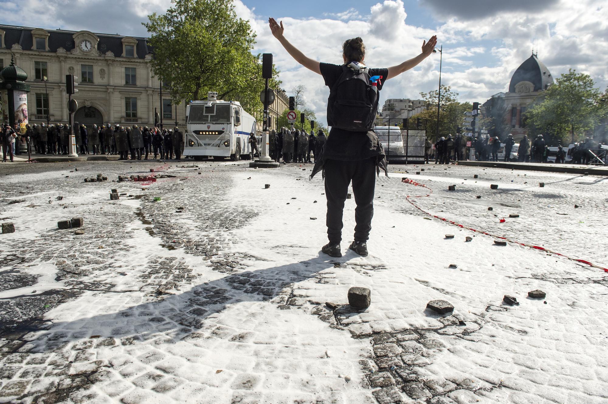 Manifestación 1 May París puente de austerlitz