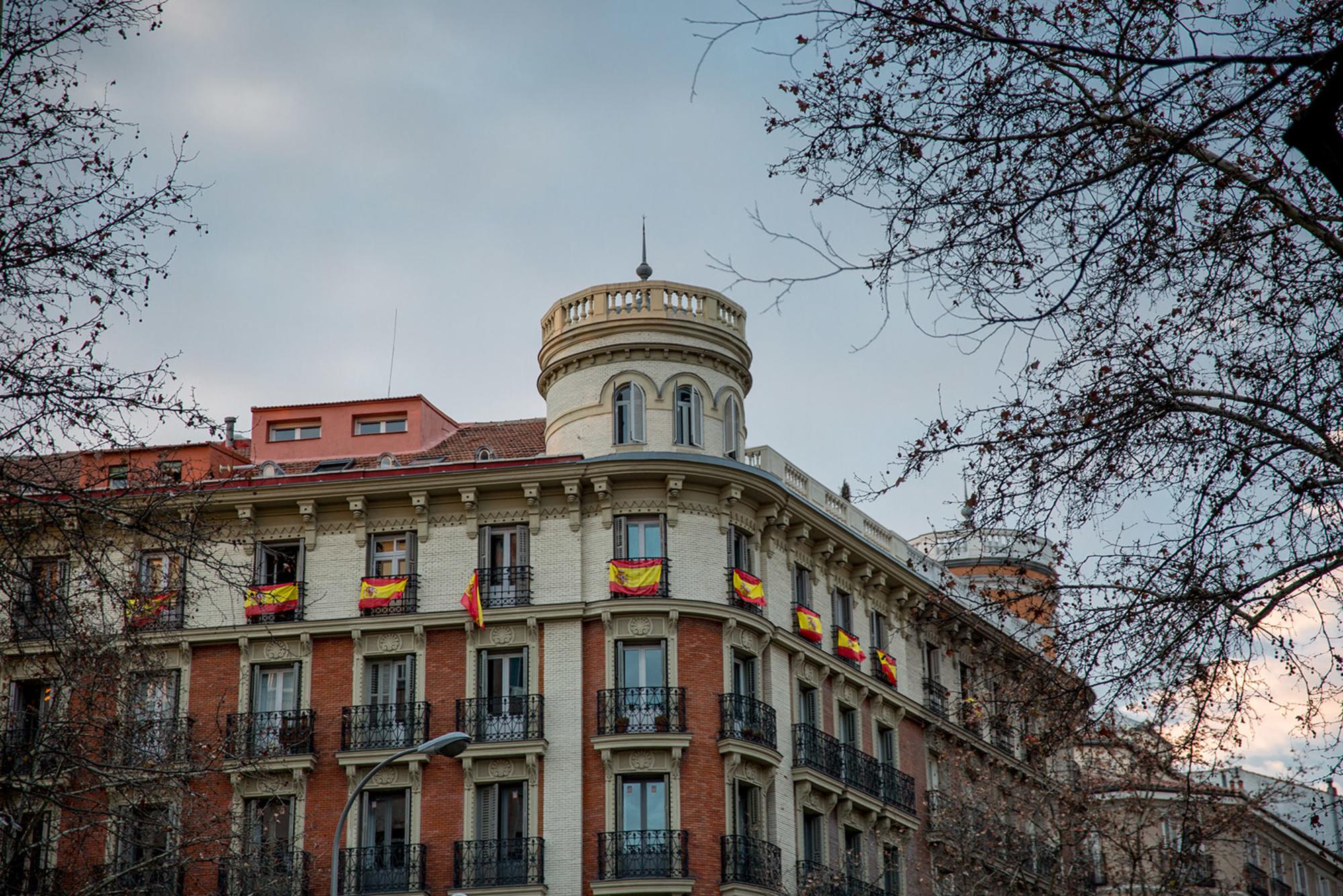 Fachada con banderas de España. Madrid.