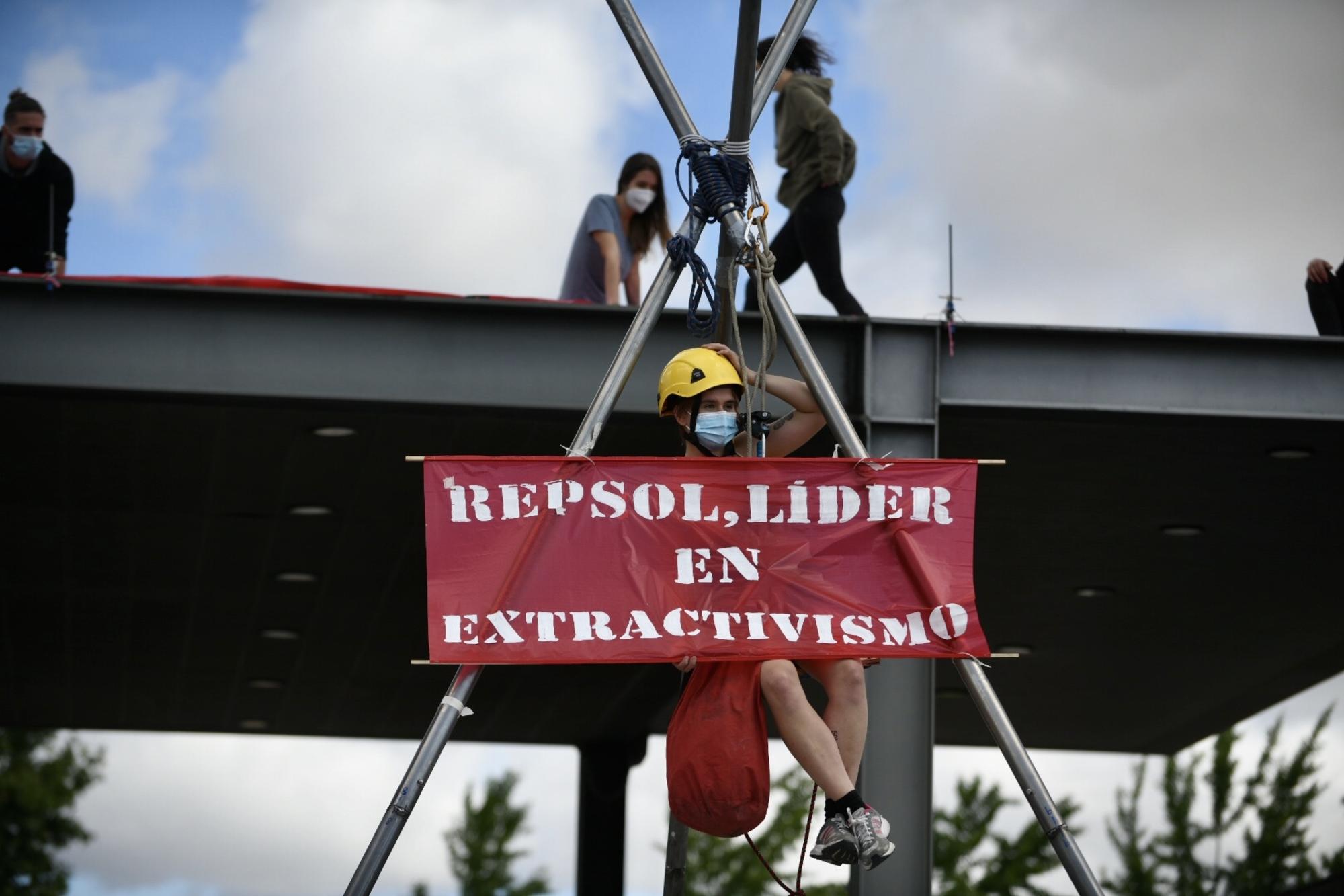 Activistas denuncian en la sede de Repsol en Móstoles (Madrid) la responsabilidad de la compañía en la crisis climática