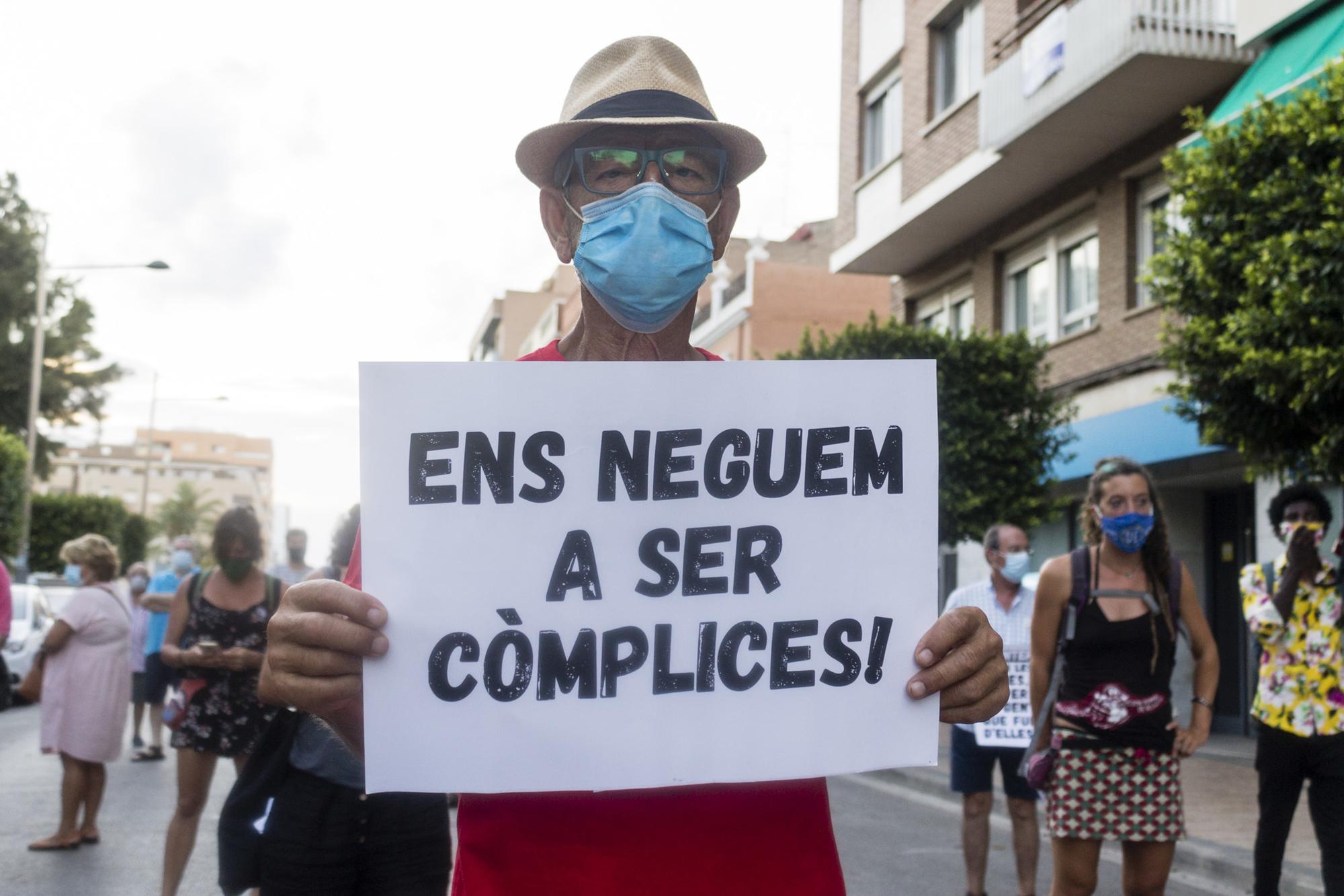 Acción de denuncia de la Caravana Abriendo Fronteras en Port de Sagunt