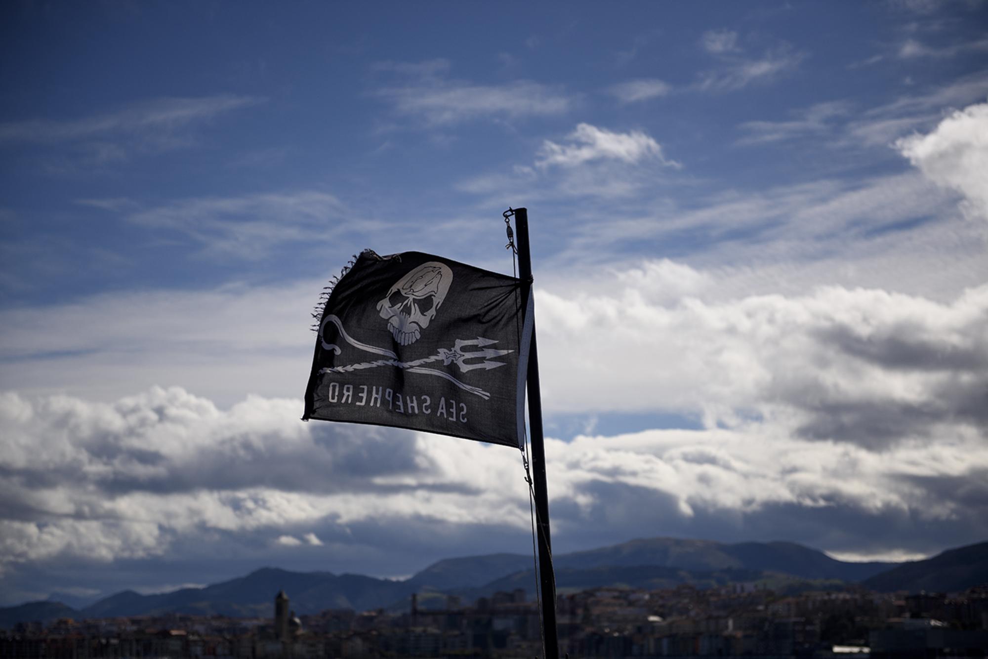 Sea_Shepherd_Bandera_Ondeando