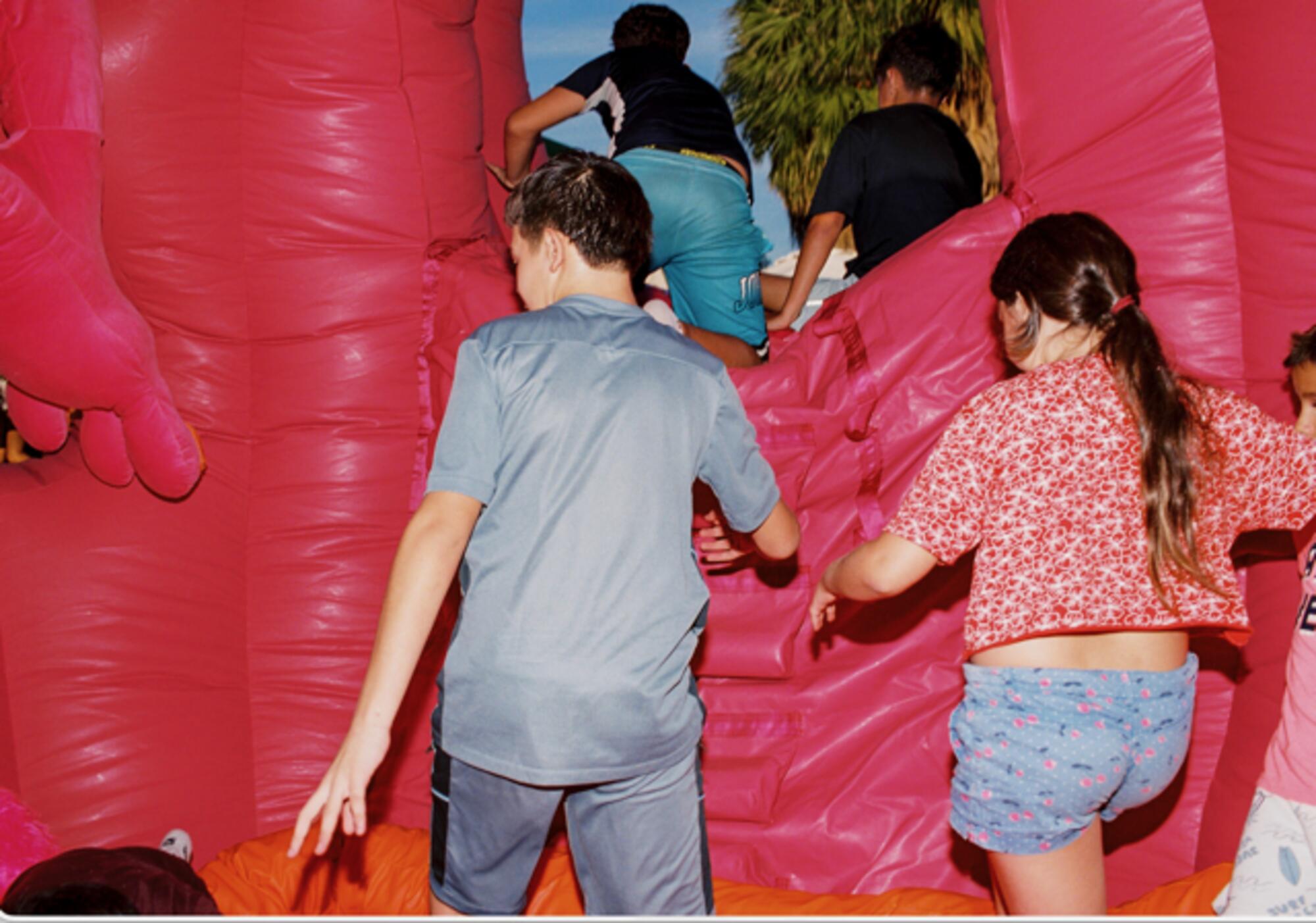Niños jugando con la escultura hinchable del Parque Alcosa (Foto: Laura Leal) Niños jugando con la escultura hinchable del Parque Alcosa (Foto: Laura Leal)