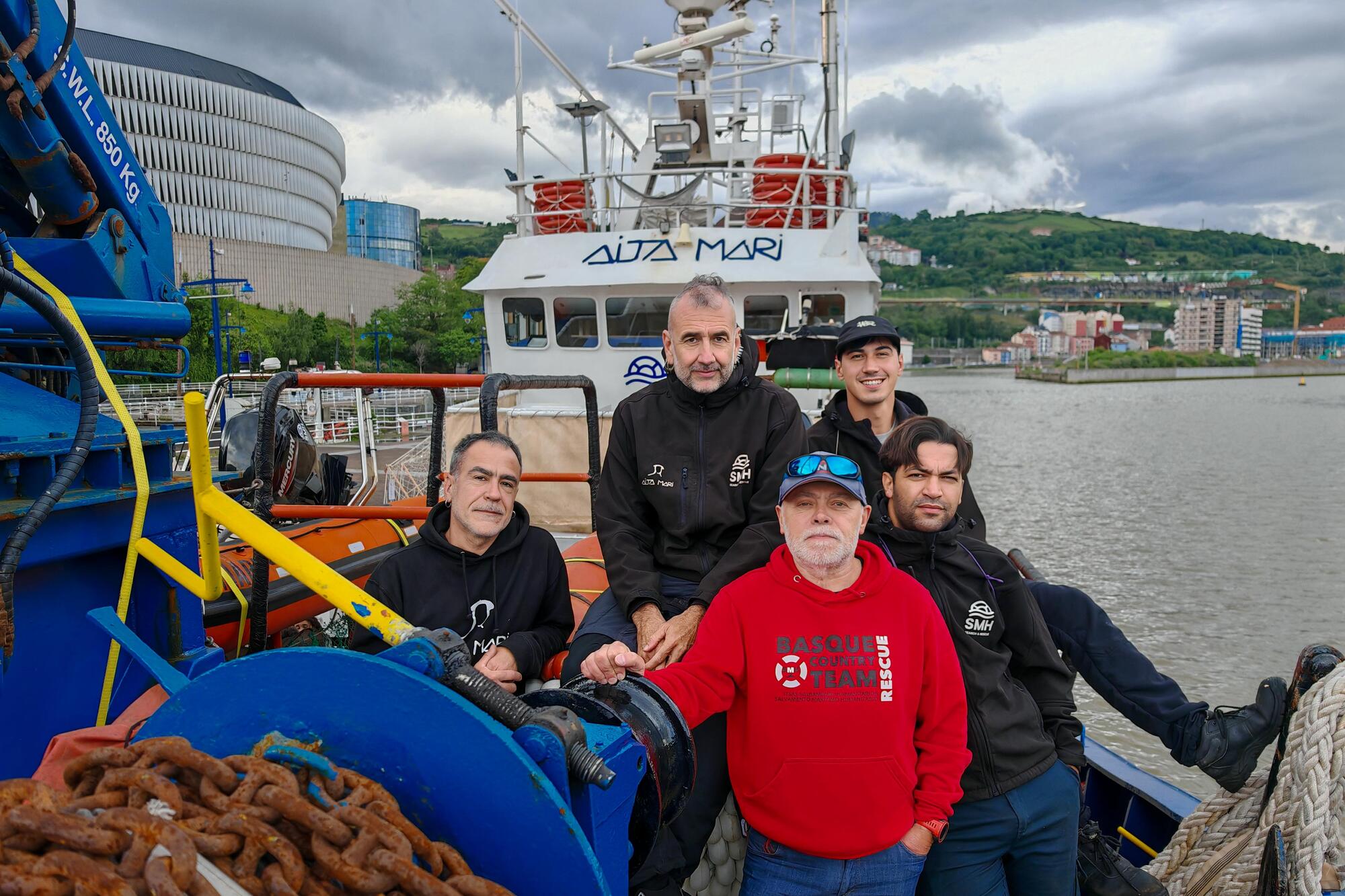 Foto de familia con parte de la tripulación del Aita Mari en Bilbao
