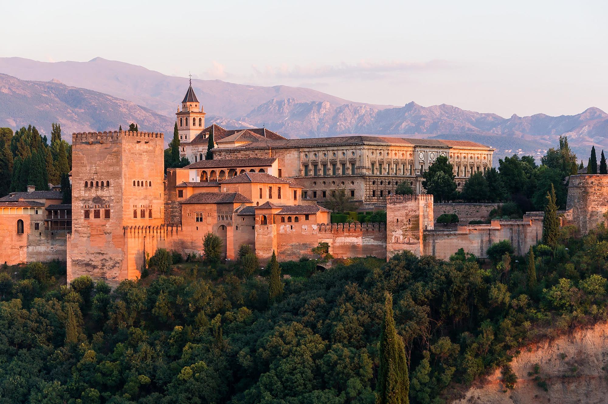 Atardecer en La Alhambra, ciudad palatina andalusí situada en Granada