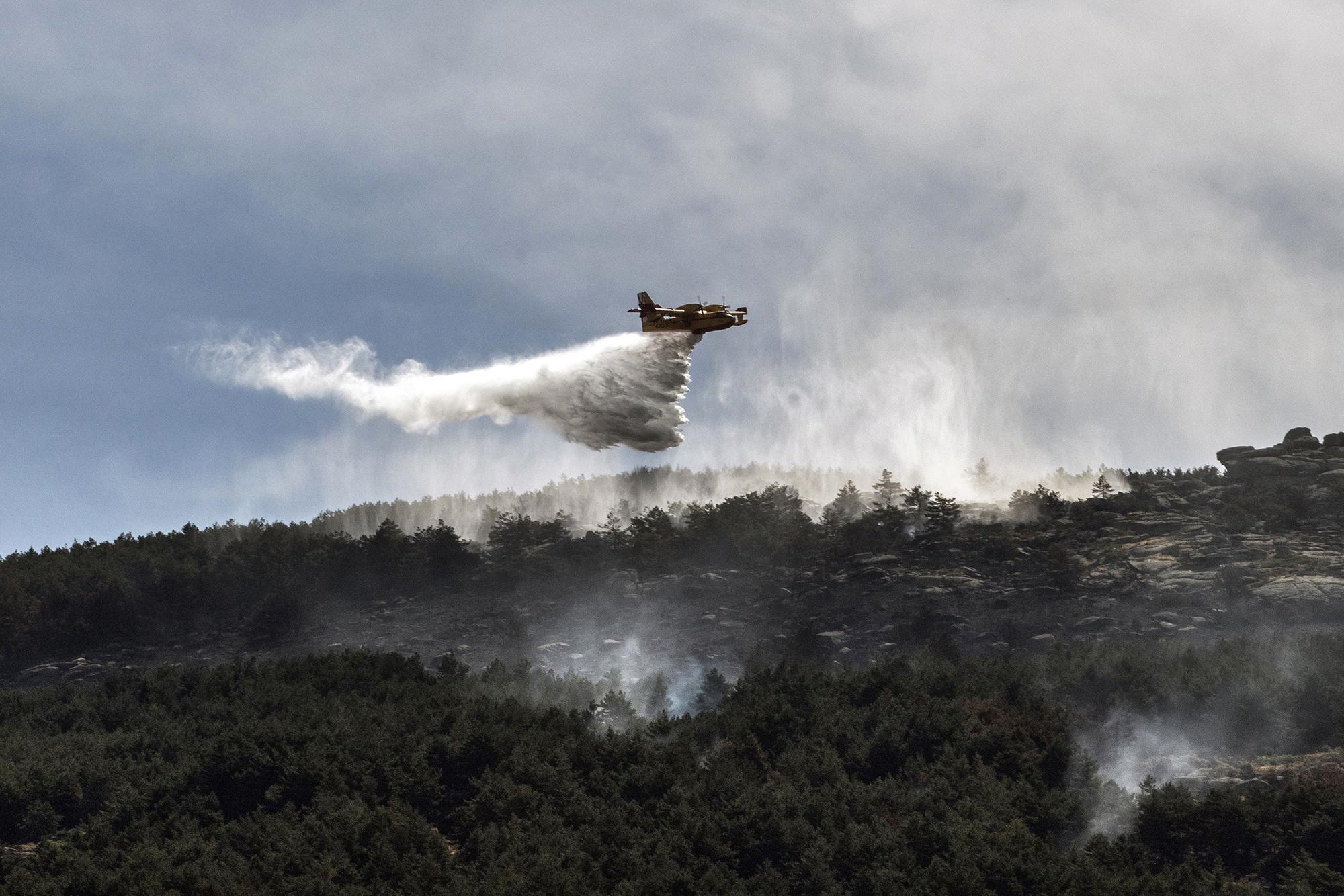 Un hidroavión en el incendio en La granja