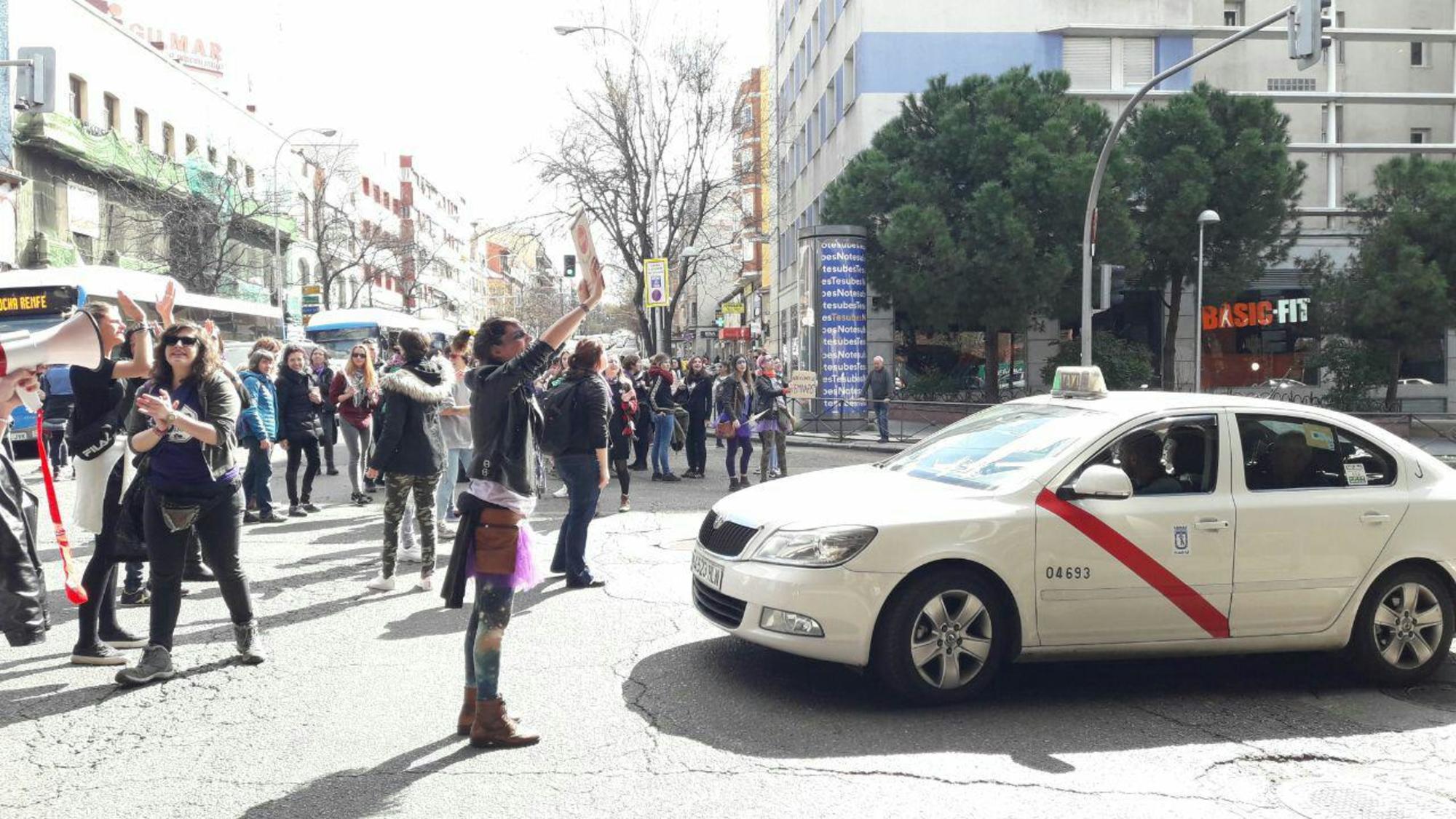 Cientos de personas cortan los accesos a la M30 en Puente de Vallecas, Madrid.