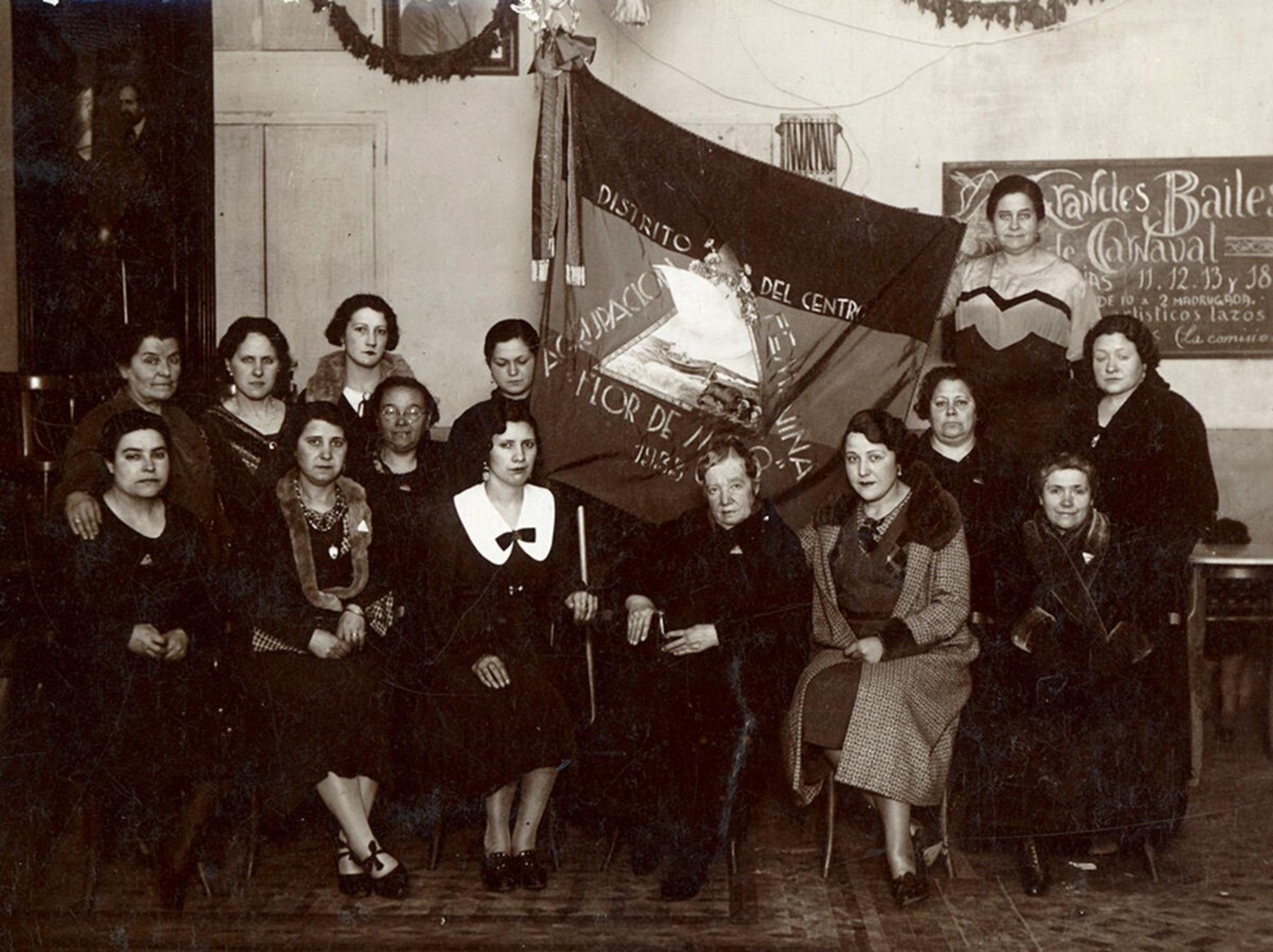Amalia Carvia, en el centro, en 1933