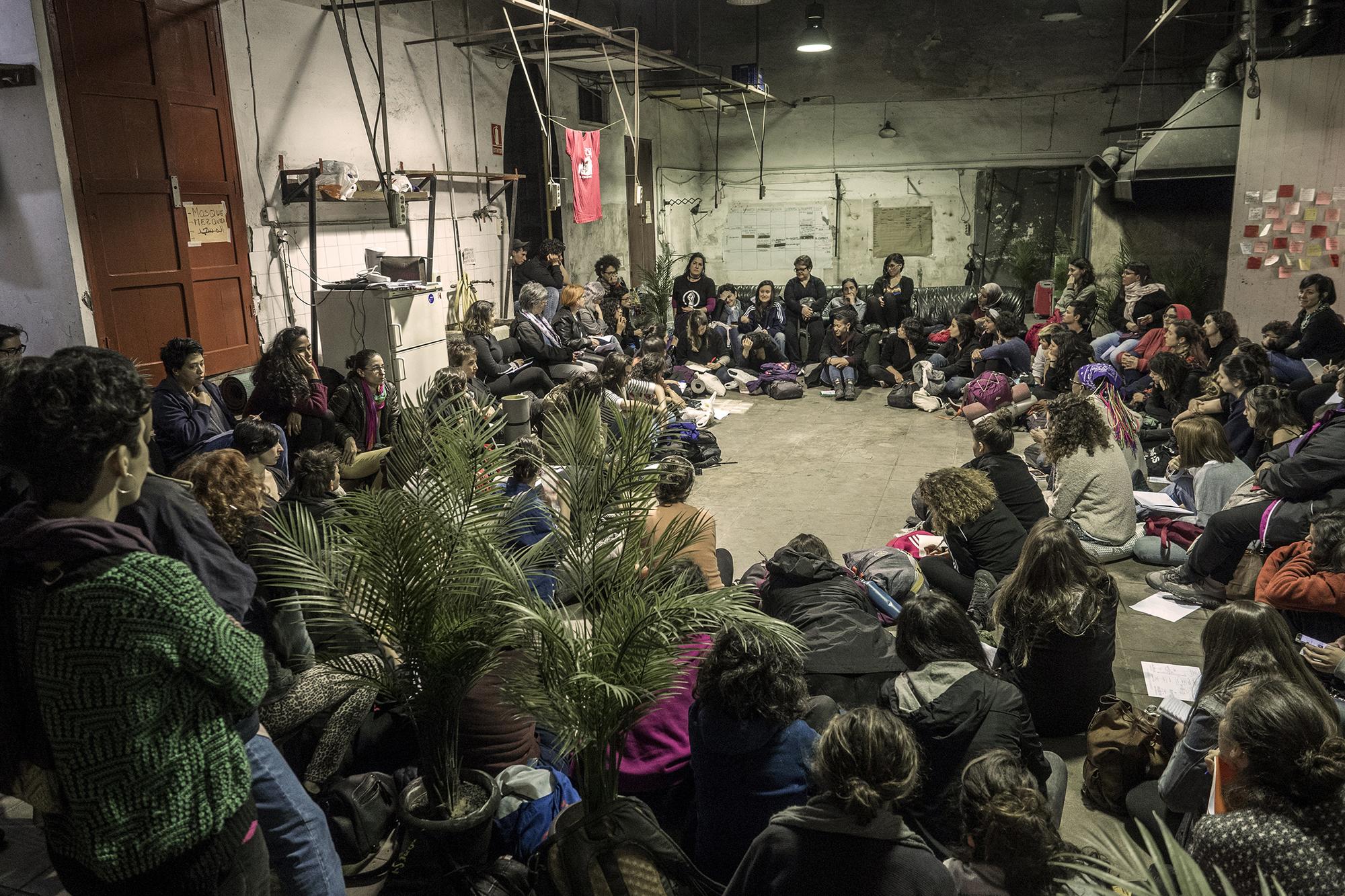 Asamblea feminista en el encierro migrante de Barcelona.