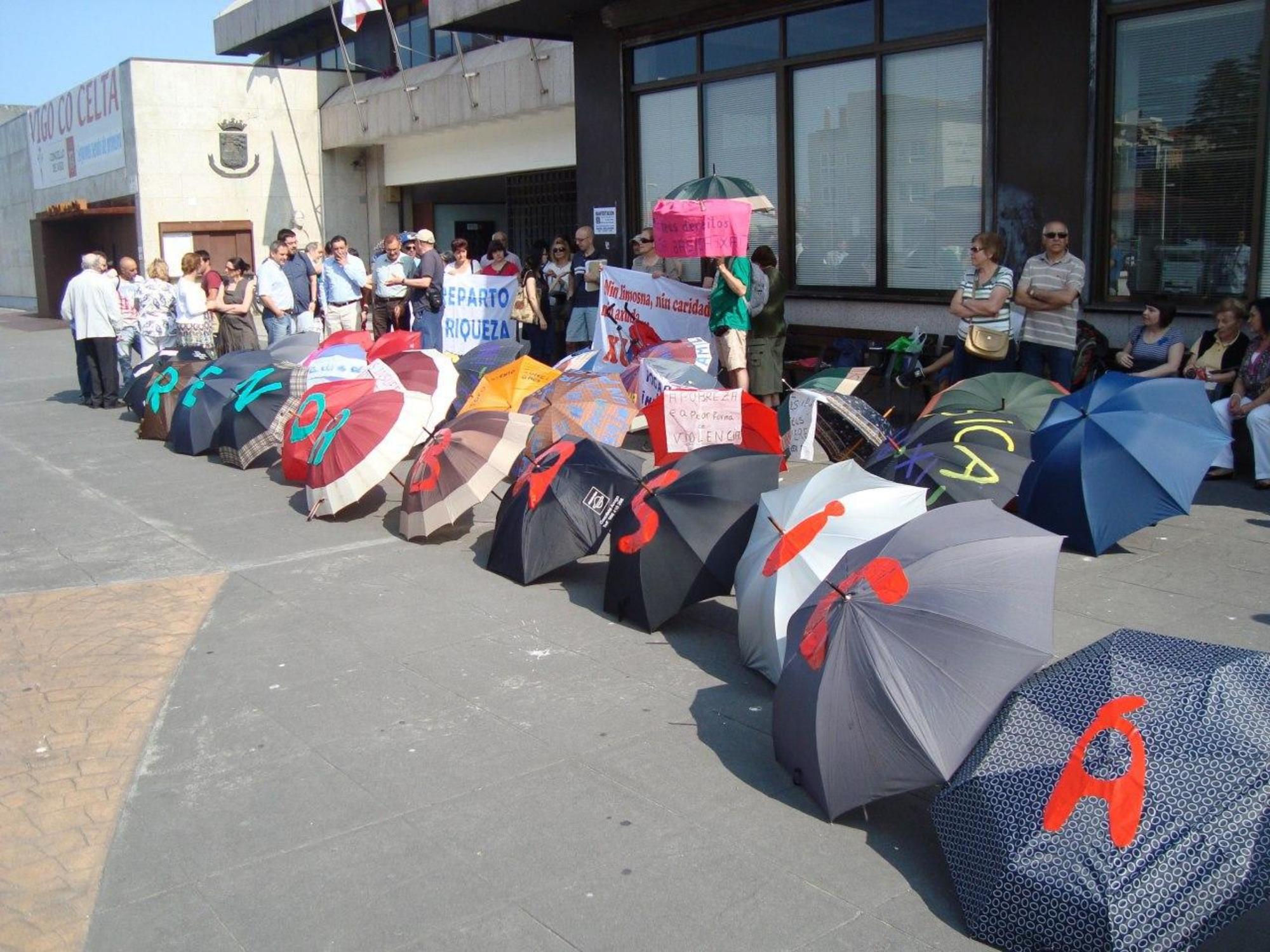 O "paraugas" da renda básica, que recolle a toda a sociedade, simbolizado nunha mobilización en Vigo.