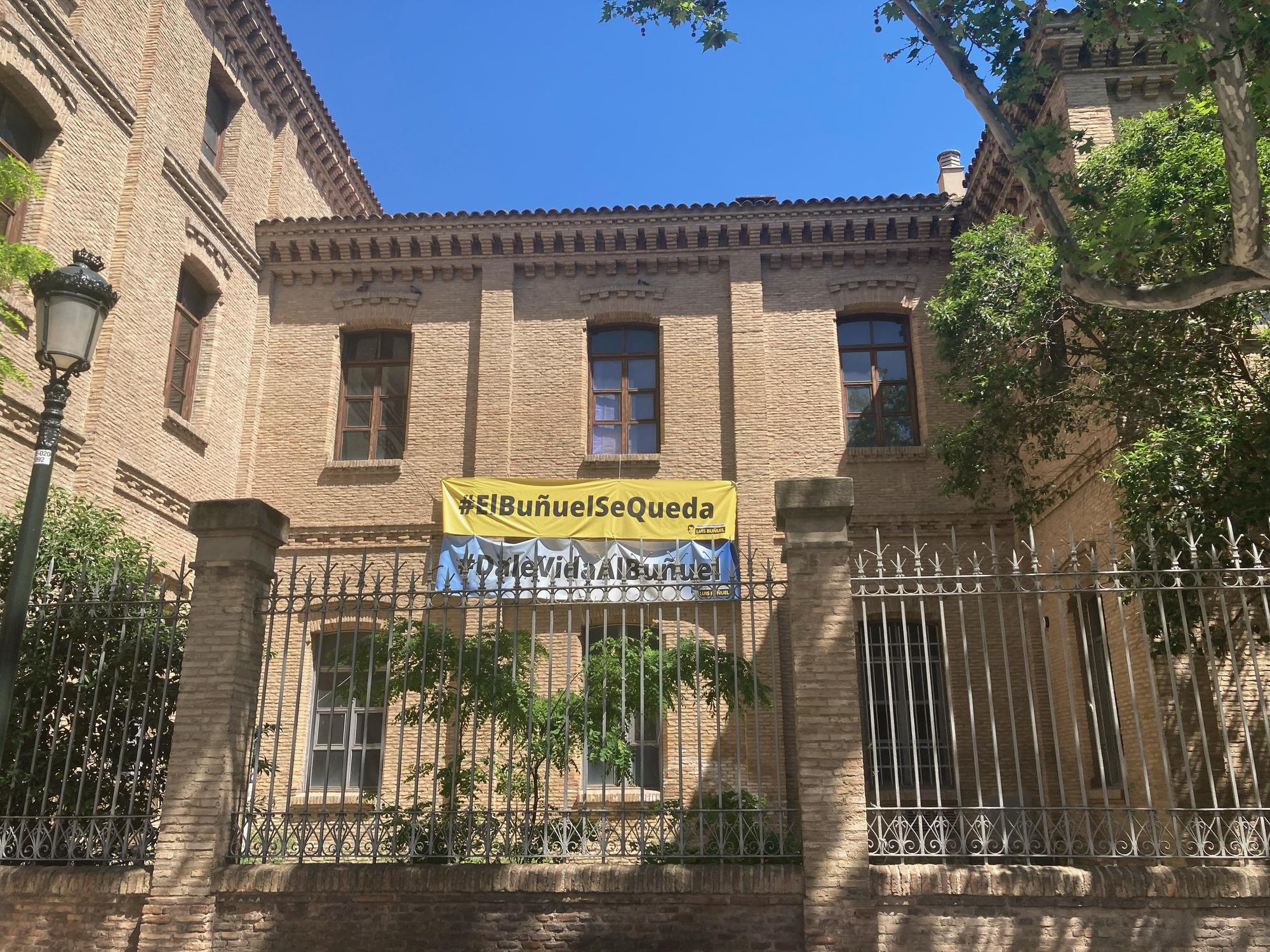 Las pancartas de la fachada del edificio del Centro Social Comunitario Luis Buñuel.