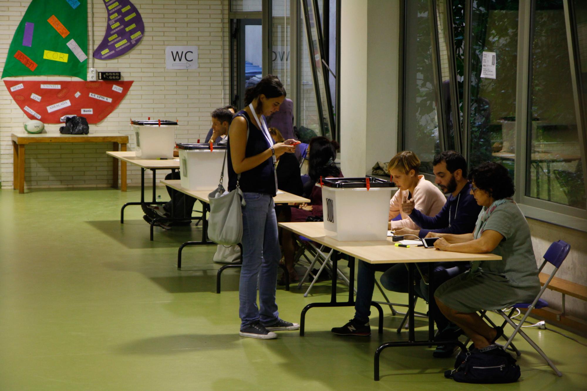 Votación en el referéndum en una escuela en Barcelona