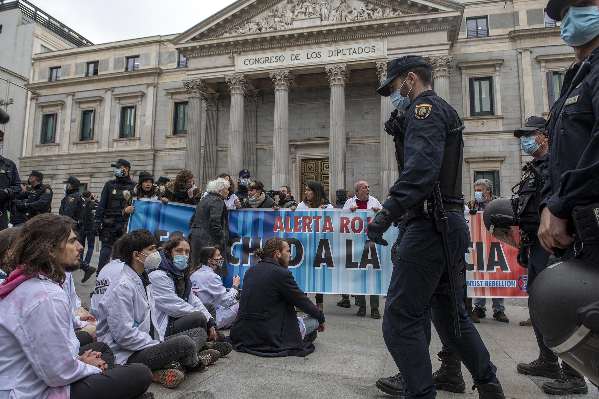 La Rebelión Científica tiñe de rojo el Congreso el 6 de abril de 2022. - 10