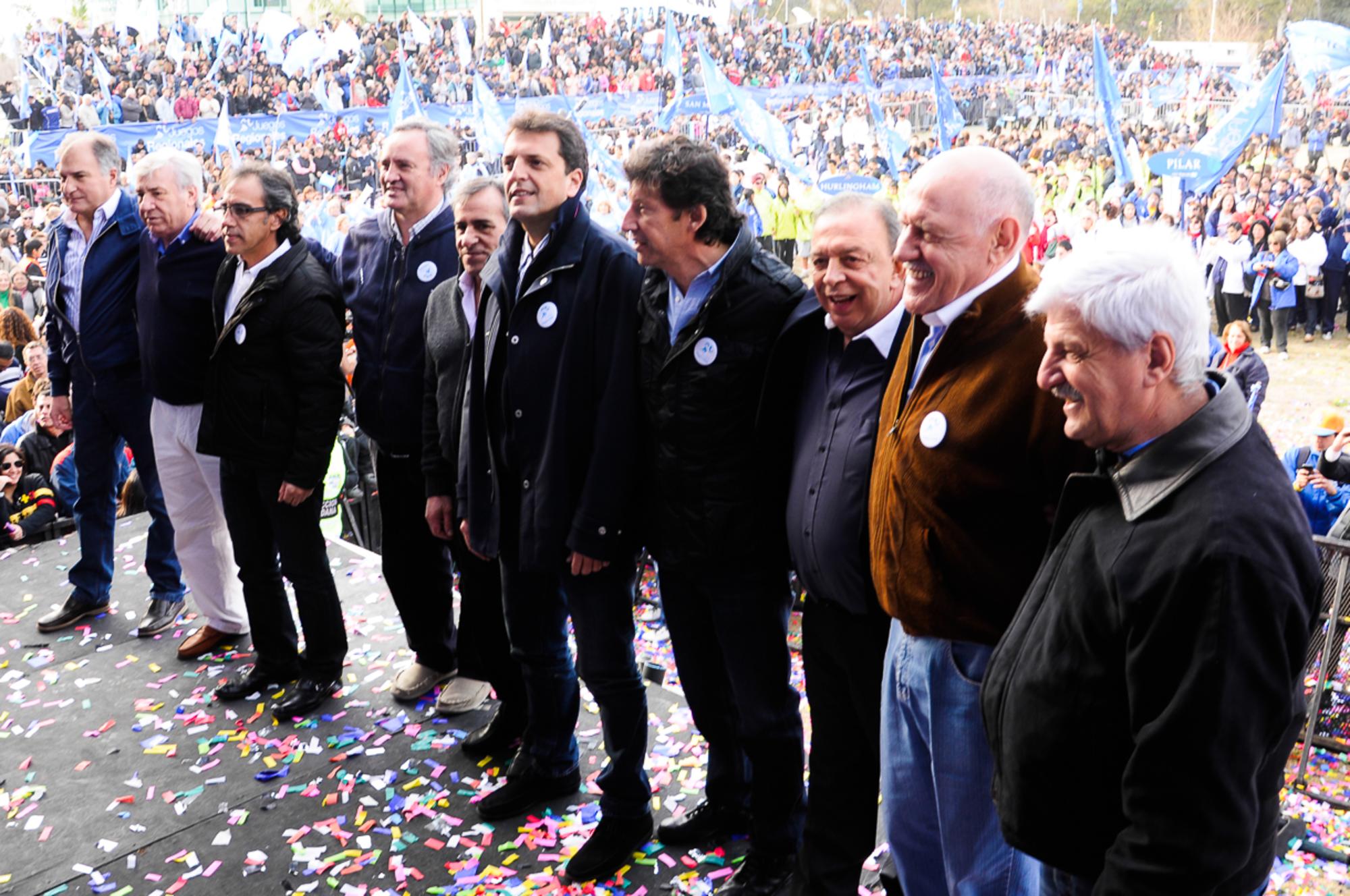 Sergio Massa, en el centro, en un mitin electoral en el conurbano porteño.
