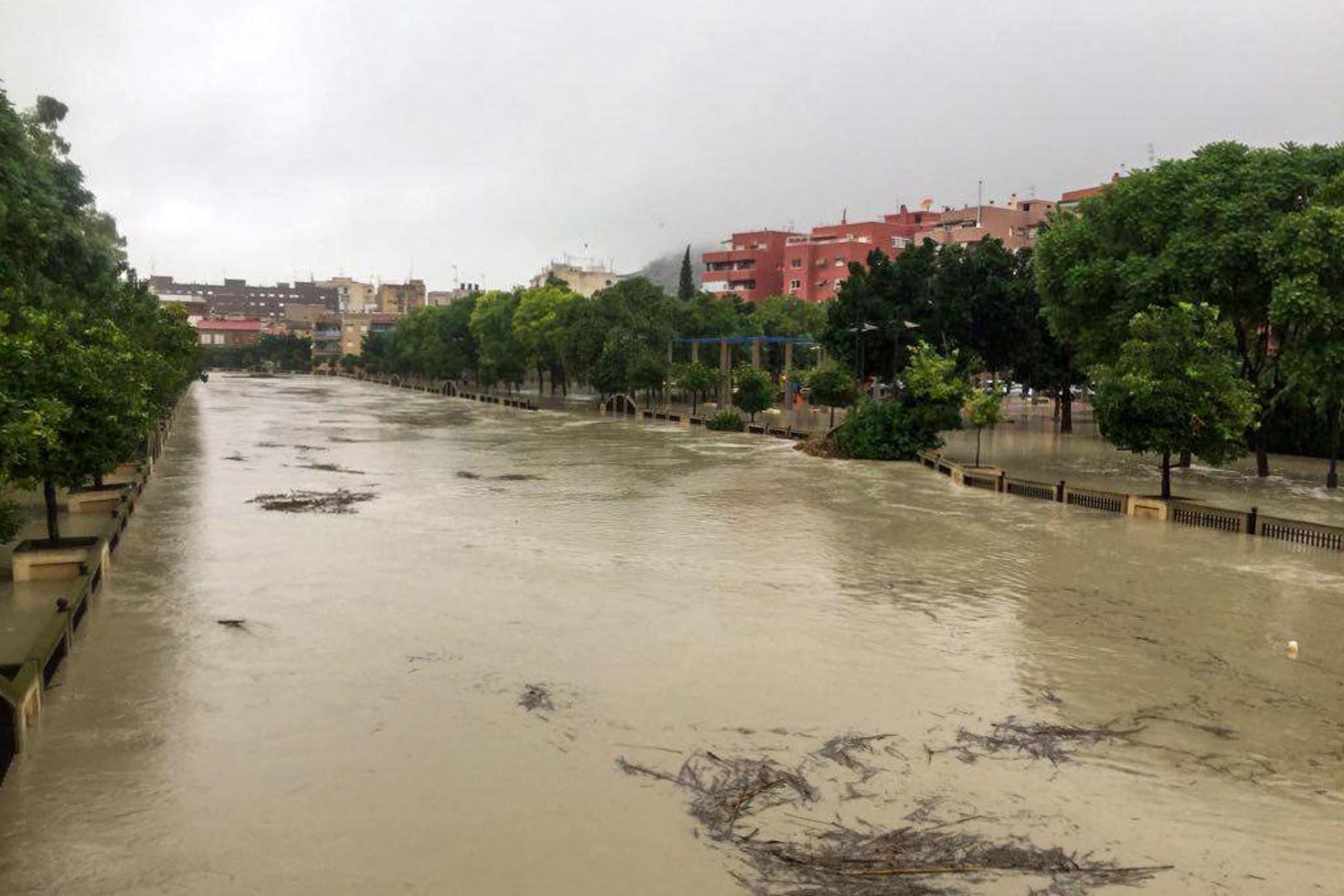 Río Segura desbordado desde el Puente del Rey