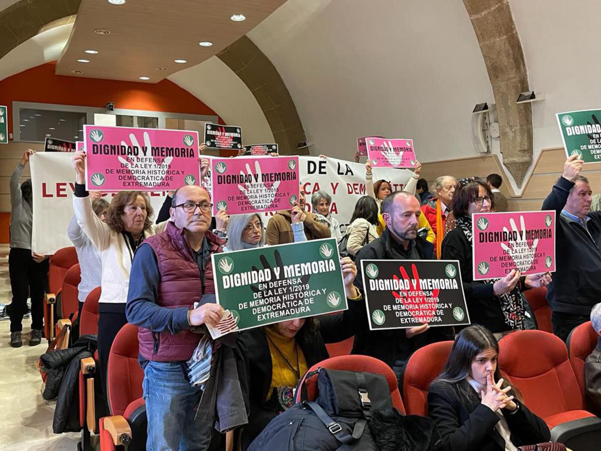 Carteles protesta memoria histórica Extremadura