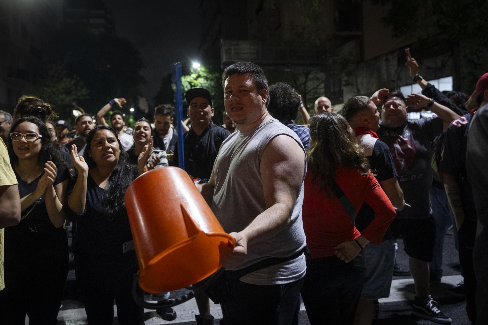 Cacerolazo para protestar contra el Decreto de Necesidad y Urgencia (DNU) anunciado por el presidente Javier Milei. - 8