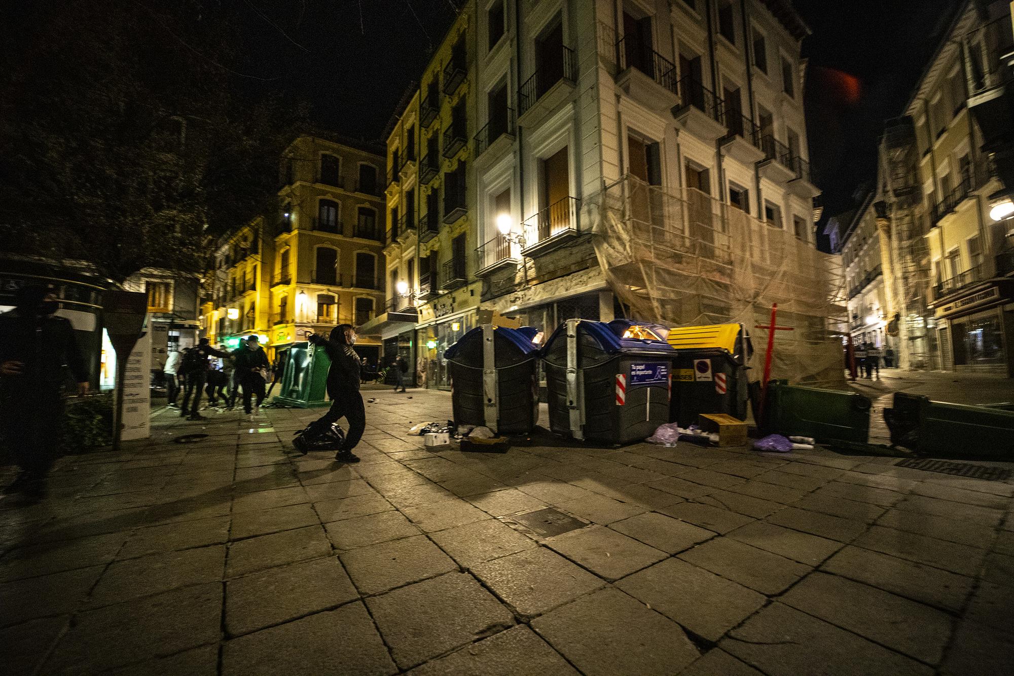 Barricadas en la manifestación de Granada por la encarcelamiento de Pablo Hasél - 15