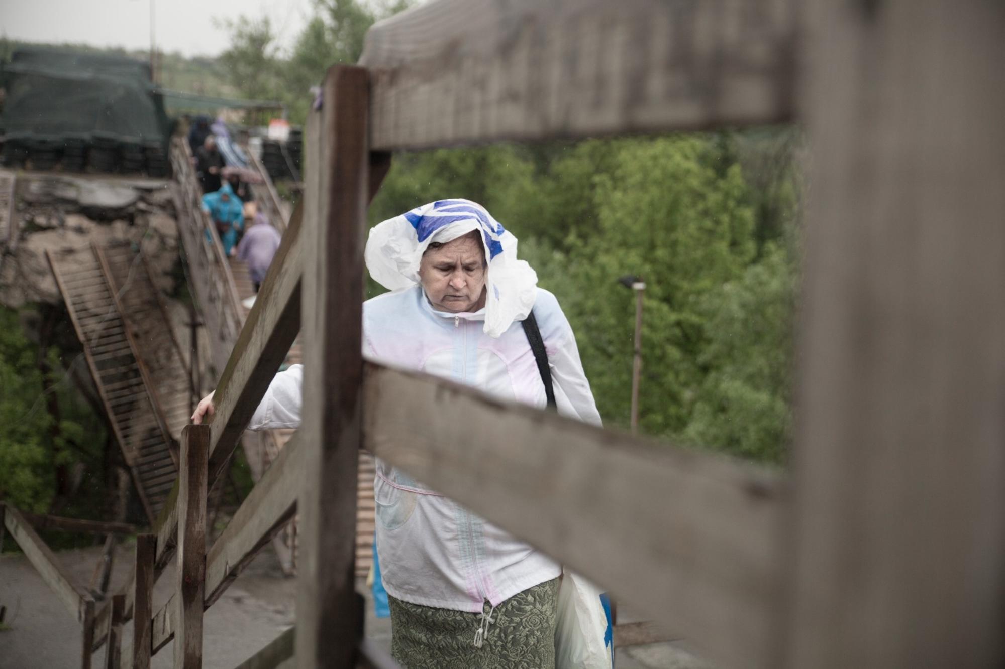 Mujer en paso fronterizo Donbass 2019