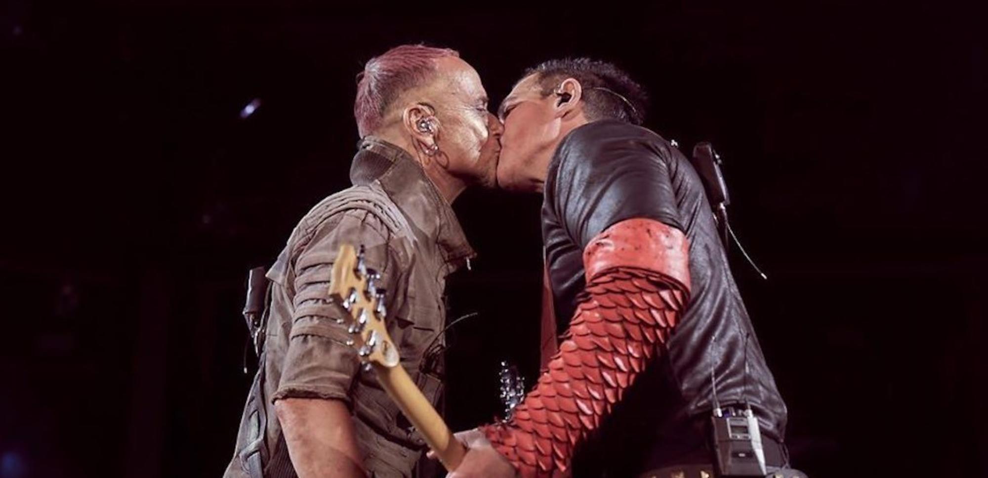 Guitarristas Rammstein Beso Concierto Rusia