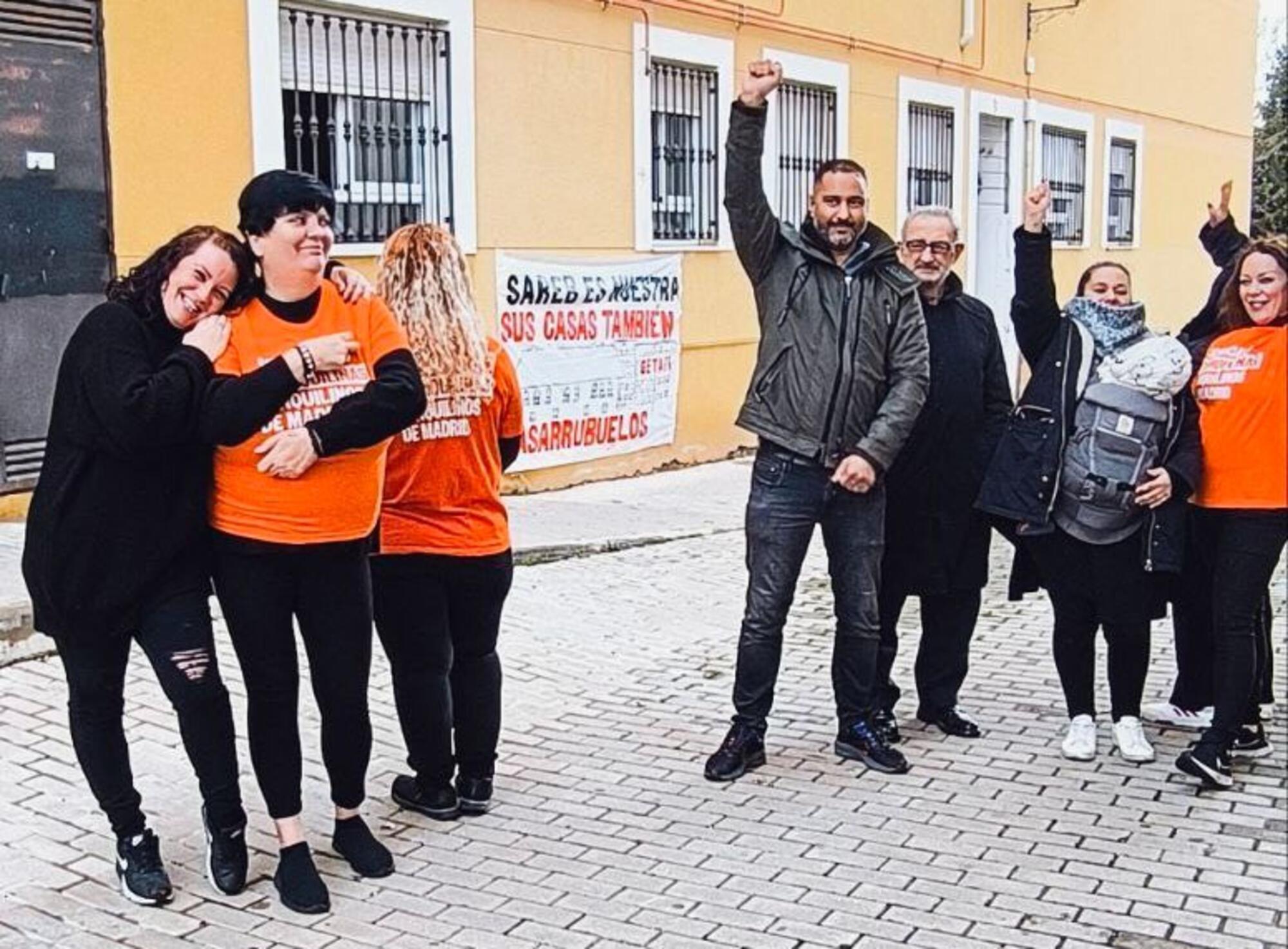 Vecinos del bloque de C/Inmaculada, 13, Casarrubuelos, en el sur de la Comunidad de Madrid, consiguieron doblar el brazo a la Sareb después de años de lucha.