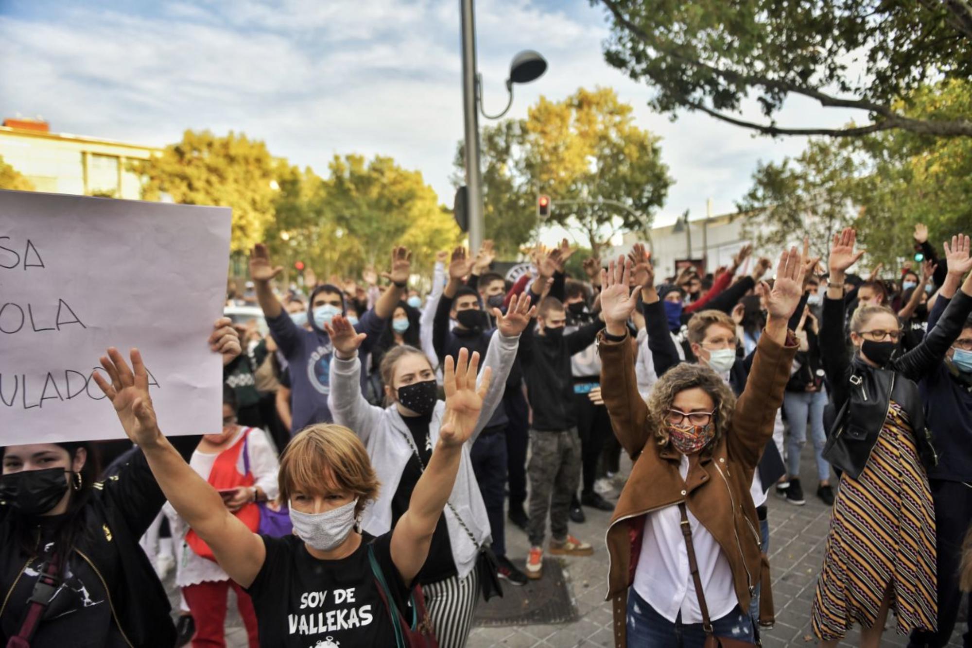 Concentración en Vallecas en apoyo a la sanidad pública.