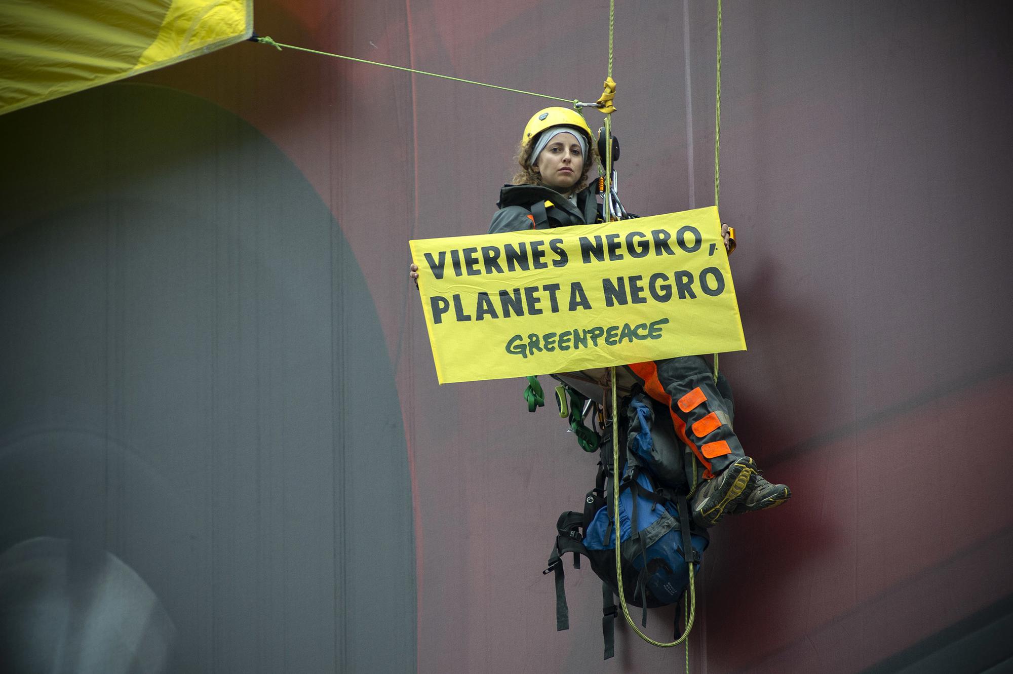 Acción Greenpeace Black Friday