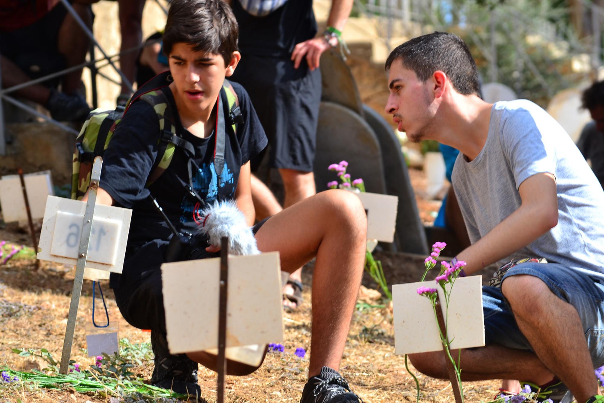 Caravana Abriendo Fronteras en el cementerio de Rotoli en Palermo. 02